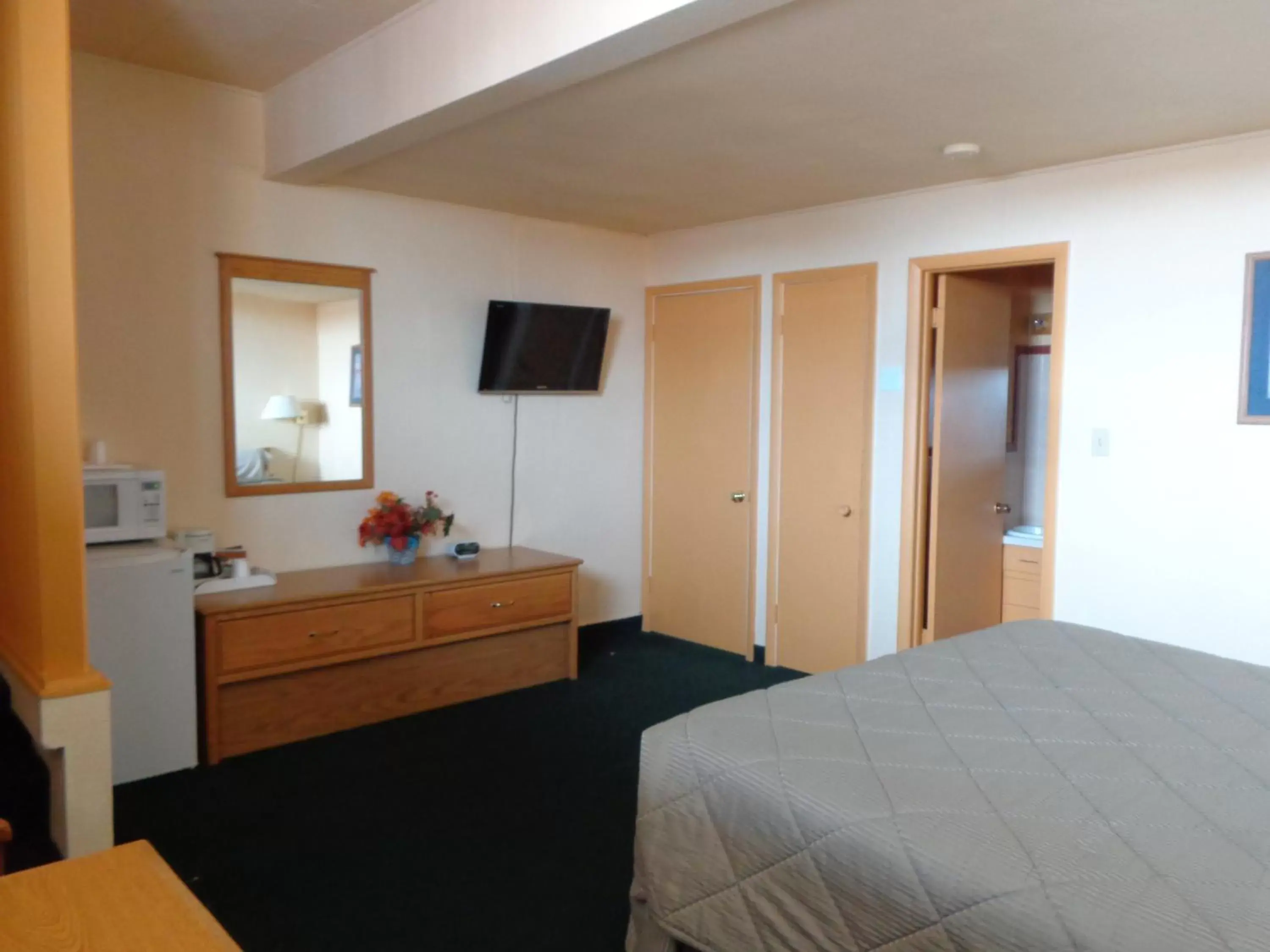 Bed, TV/Entertainment Center in Western Motel