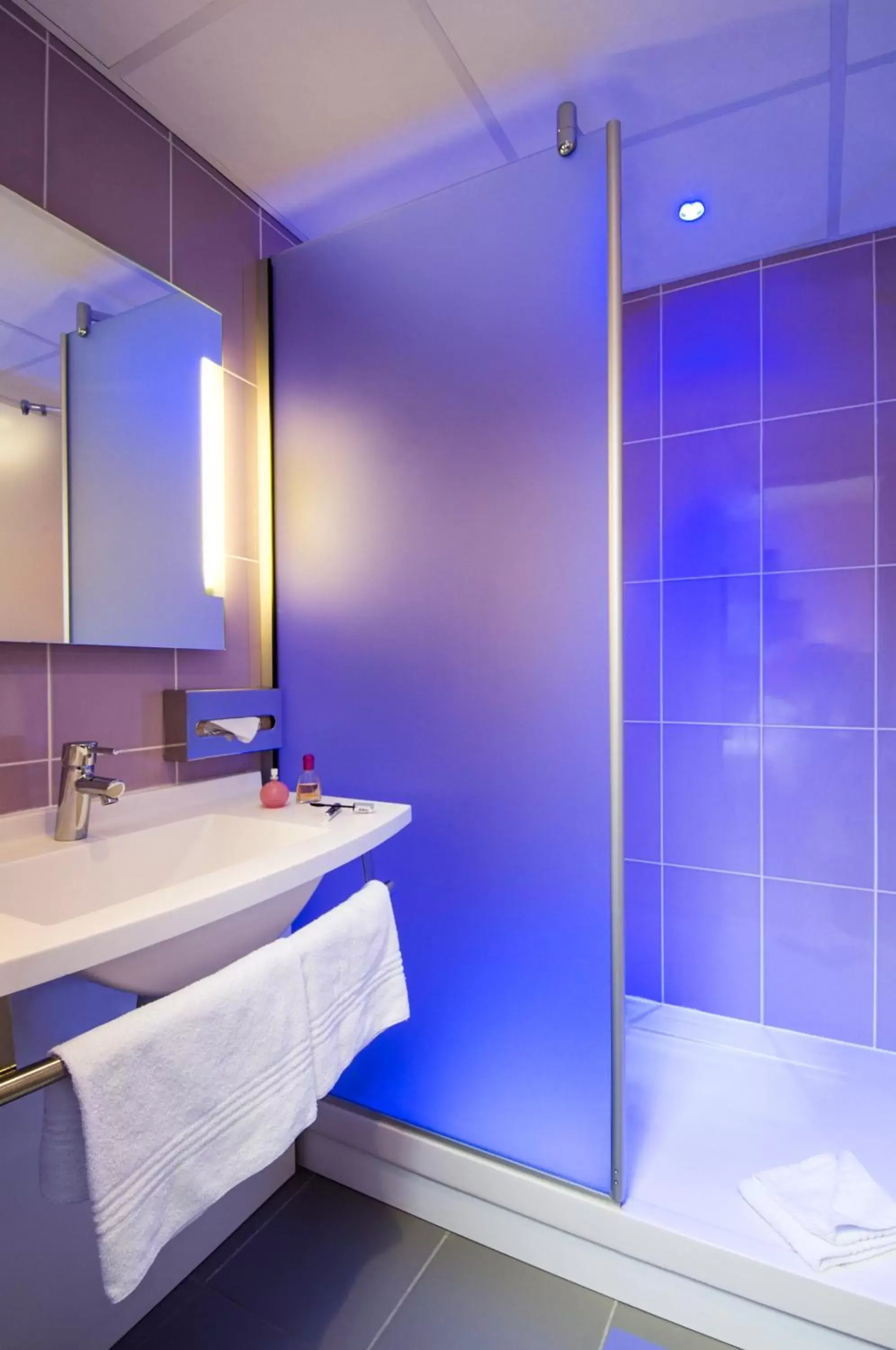 Bathroom in ibis Styles Bourges