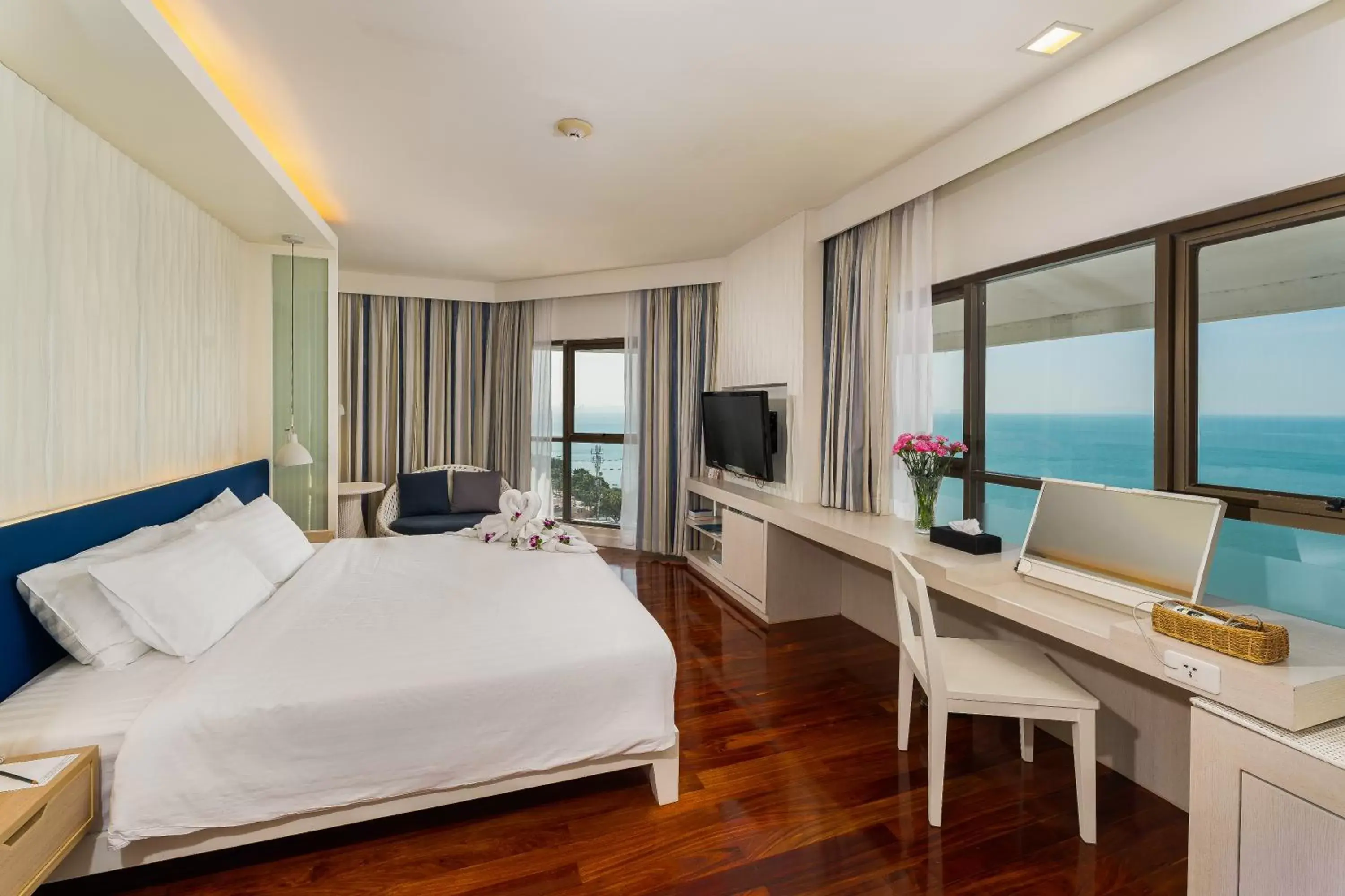 Bed in Jomtien Palm Beach Hotel and Resort - SHA Extra Plus