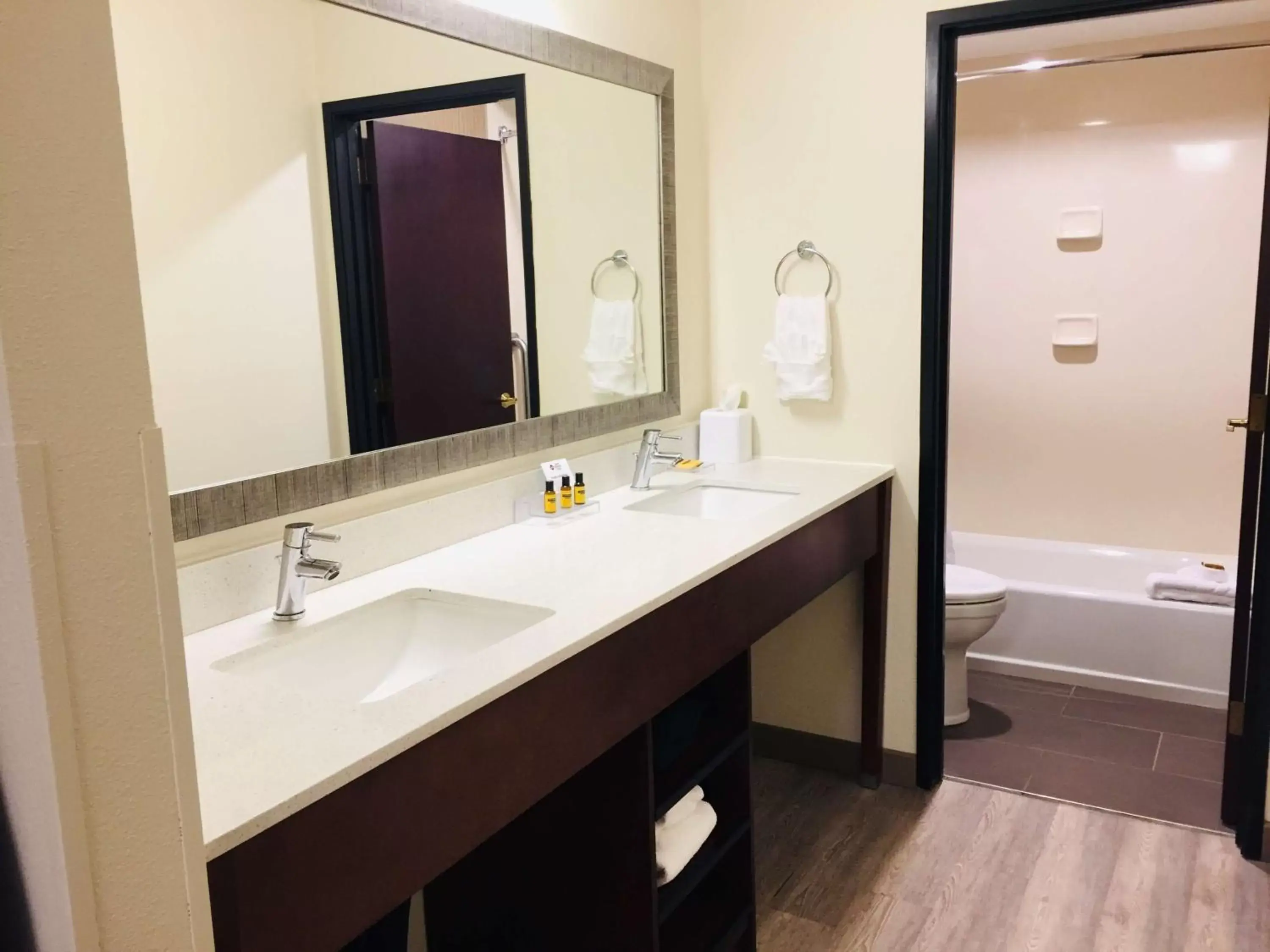 Bathroom in Best Western Plus Portland Airport Hotel & Suites