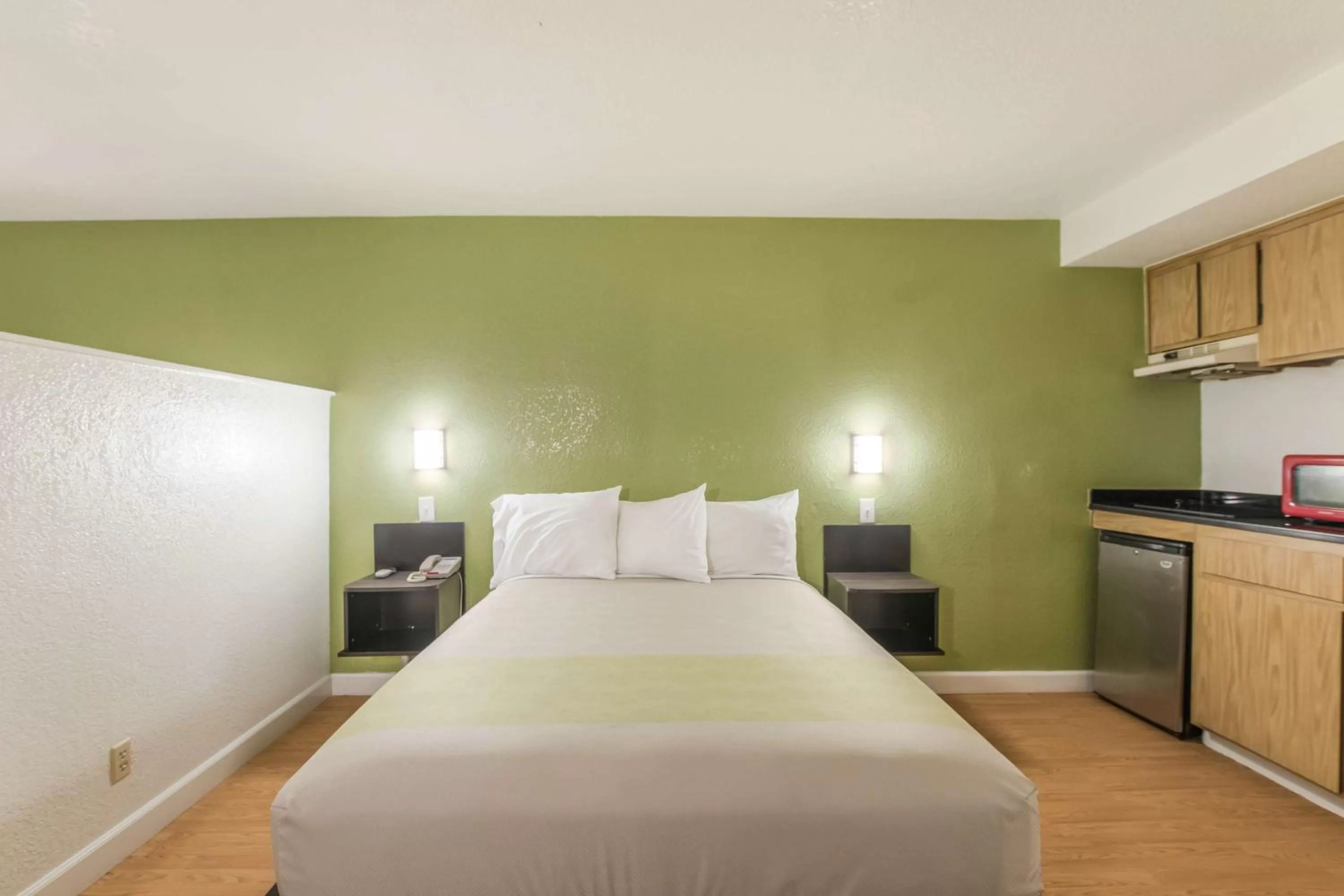 Bedroom, Bed in Motel 6 Hemet