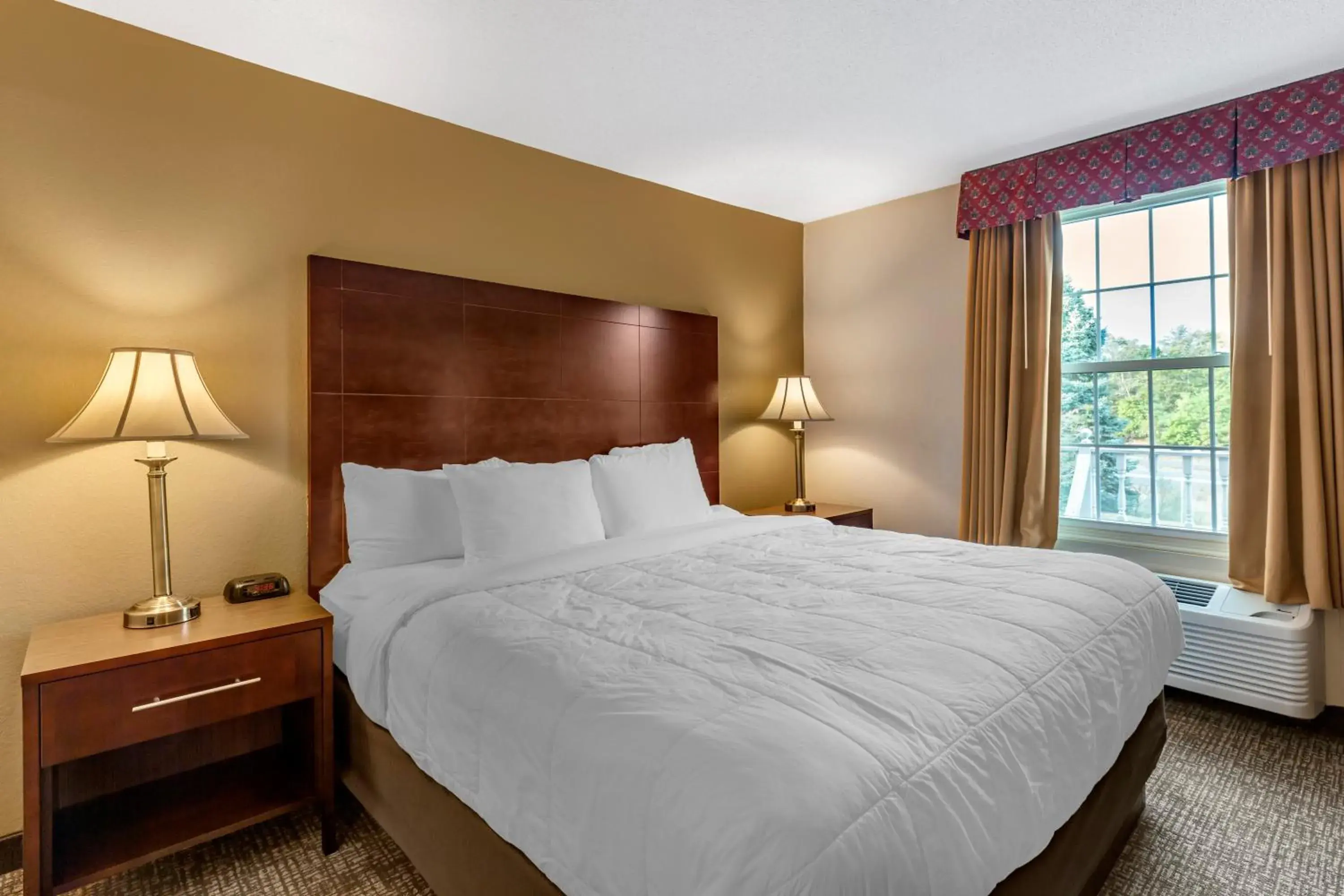 Bed in Comfort Inn Foxboro - Mansfield