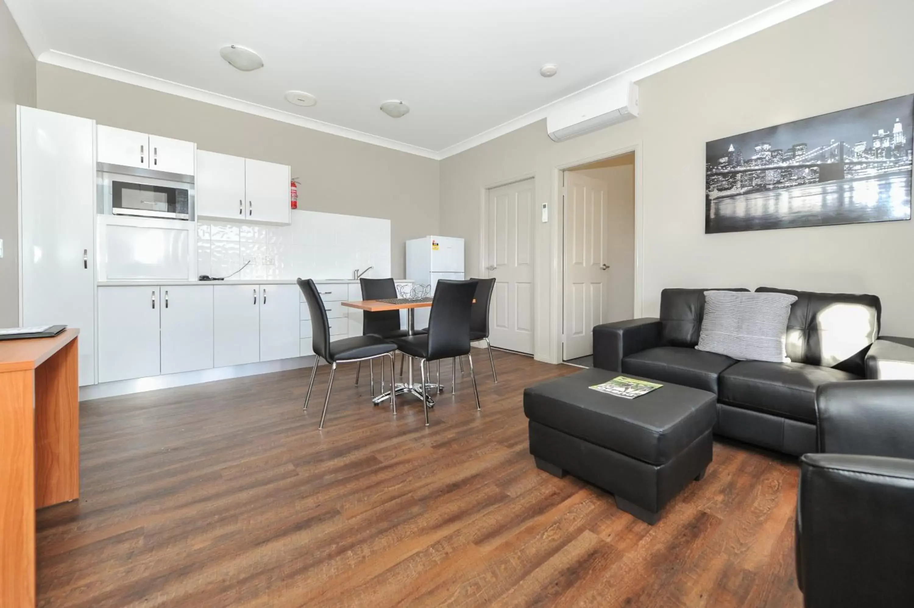 Kitchen or kitchenette, Dining Area in Akuna Motor Inn and Apartments