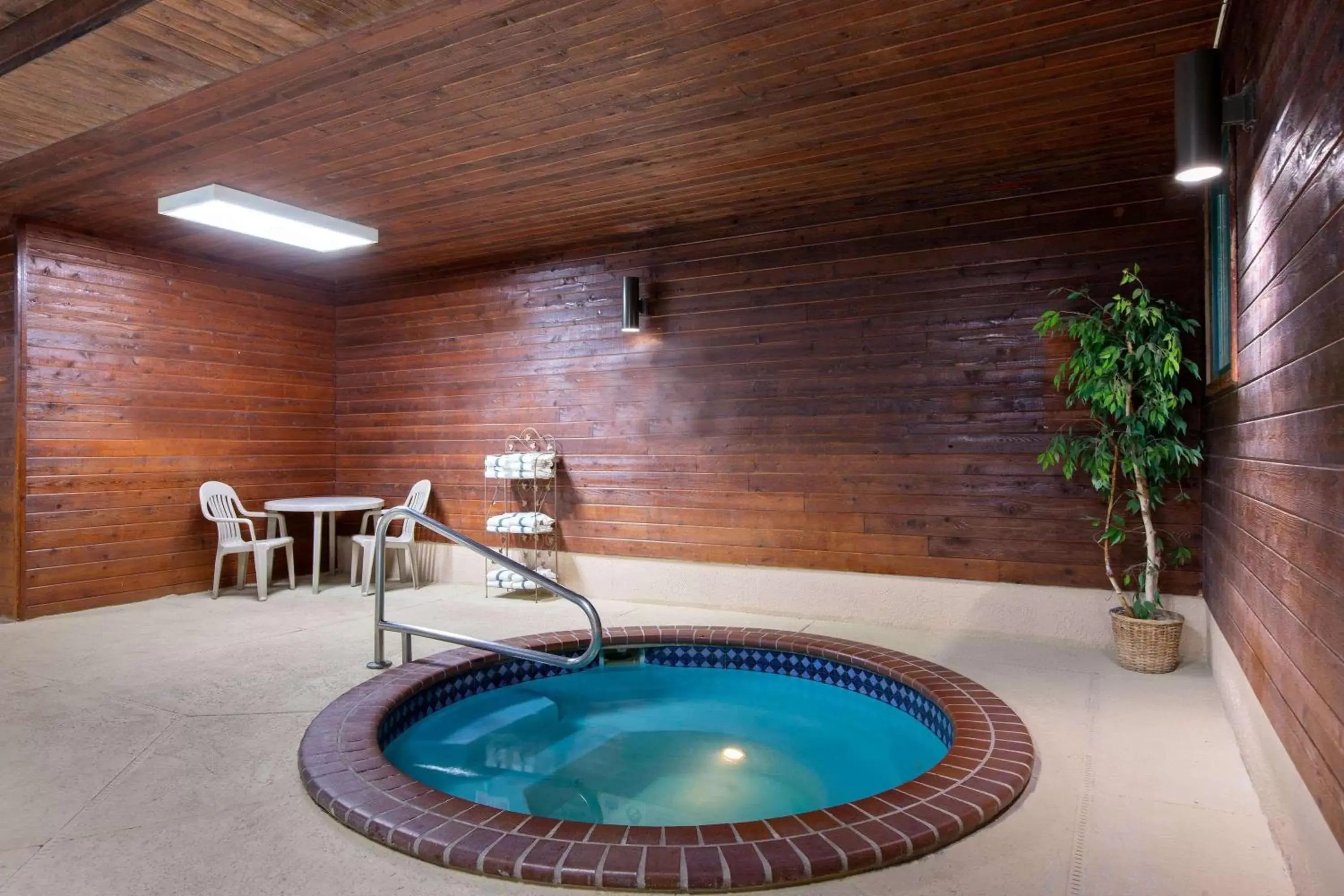 Hot Tub, Swimming Pool in Super 8 by Wyndham Salina I-70