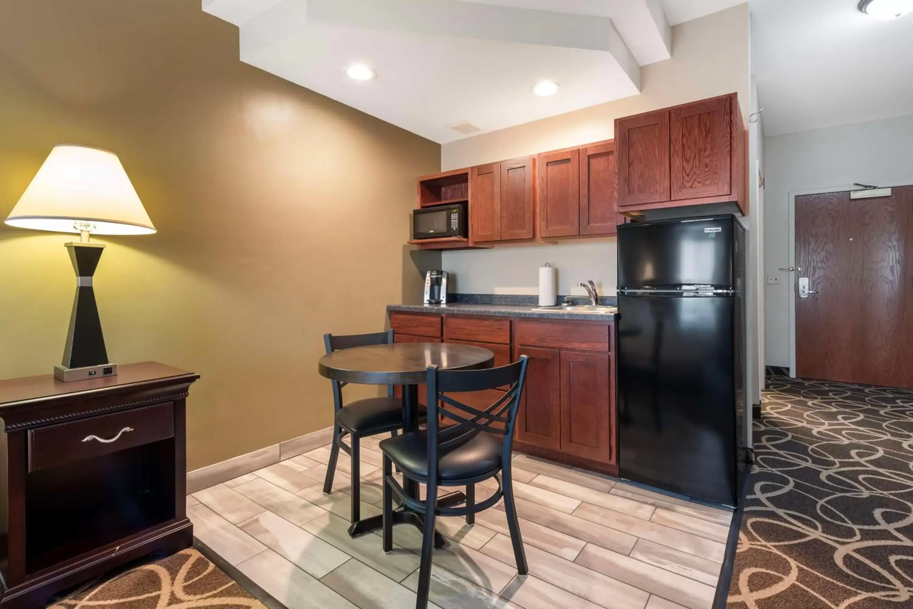 Bedroom, Kitchen/Kitchenette in Best Western Plus Eau Claire Conference Center