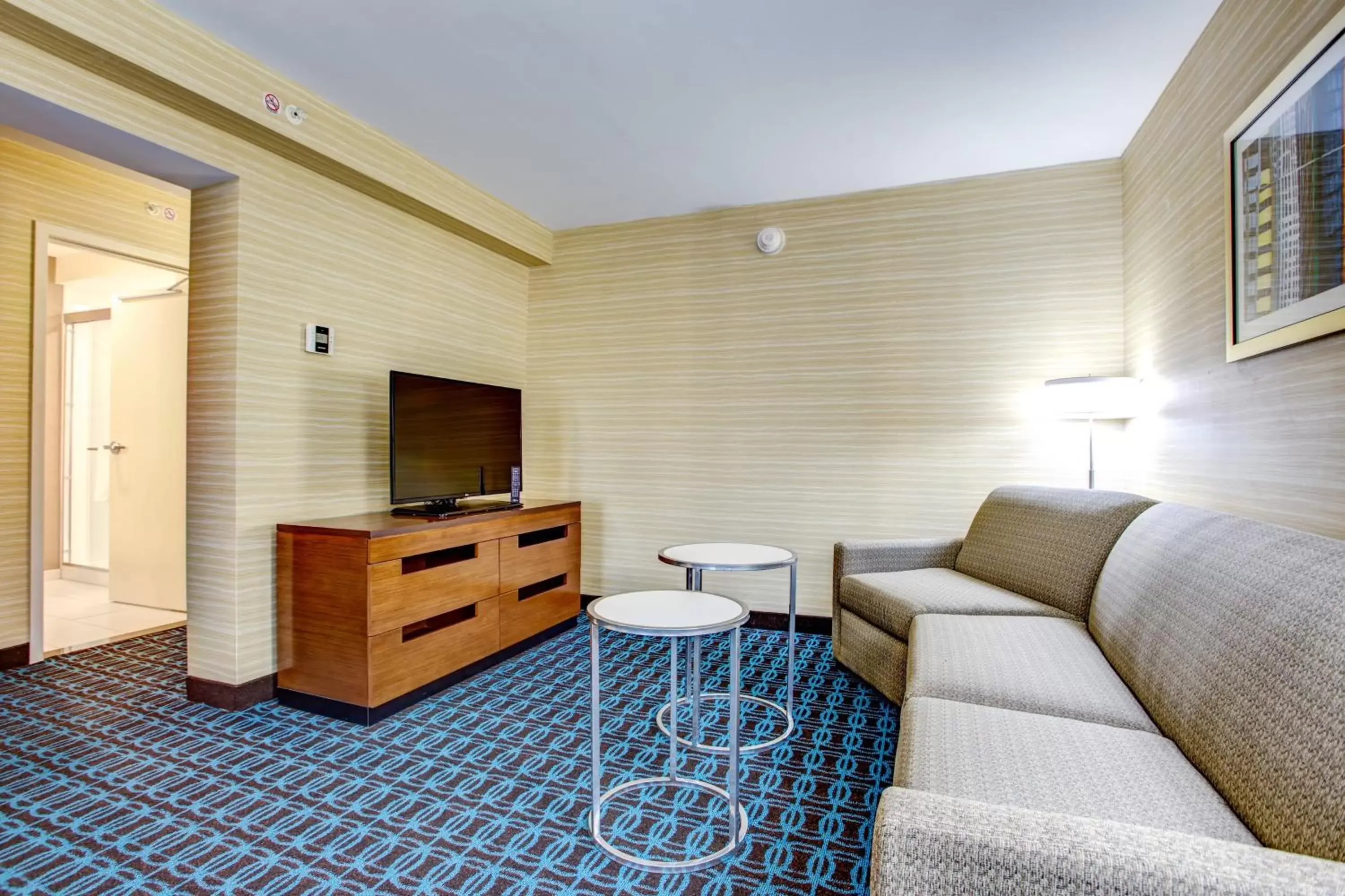 Living room, TV/Entertainment Center in Fairfield Inn & Suites by Marriott Springfield Holyoke