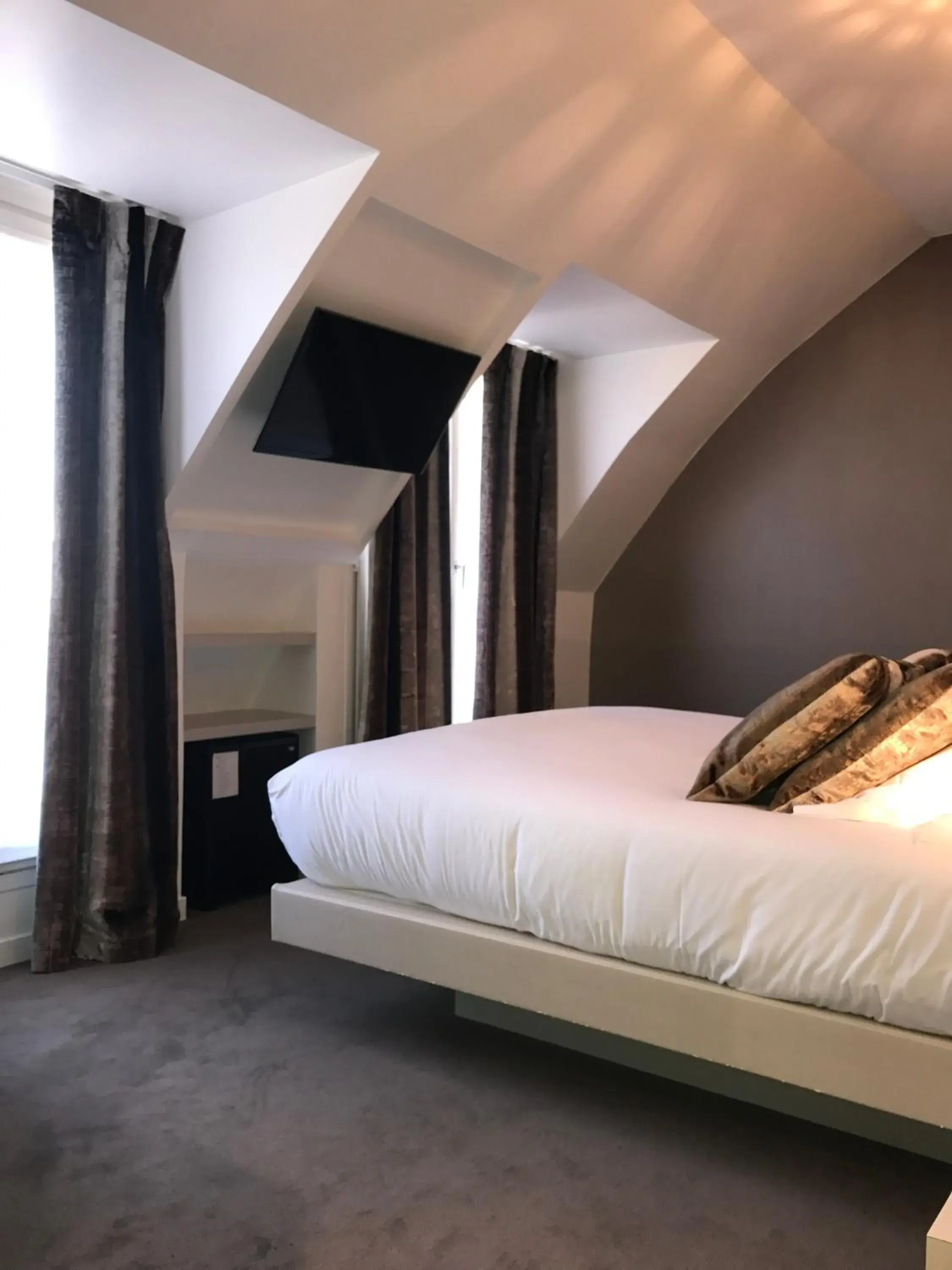 Bed in Hôtel Jacques De Molay