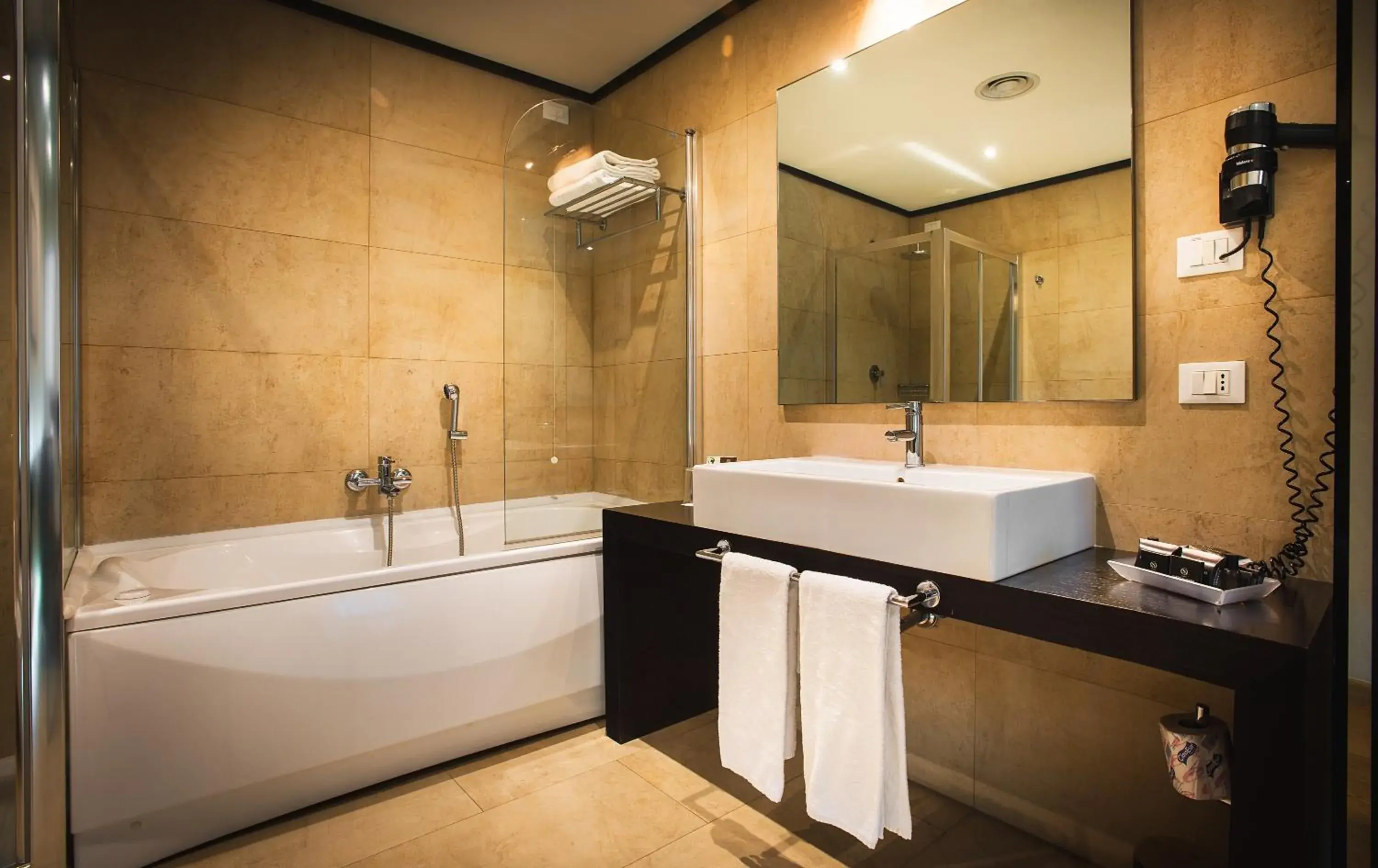 Hot Tub, Bathroom in Sardegna Hotel - Suites & Restaurant