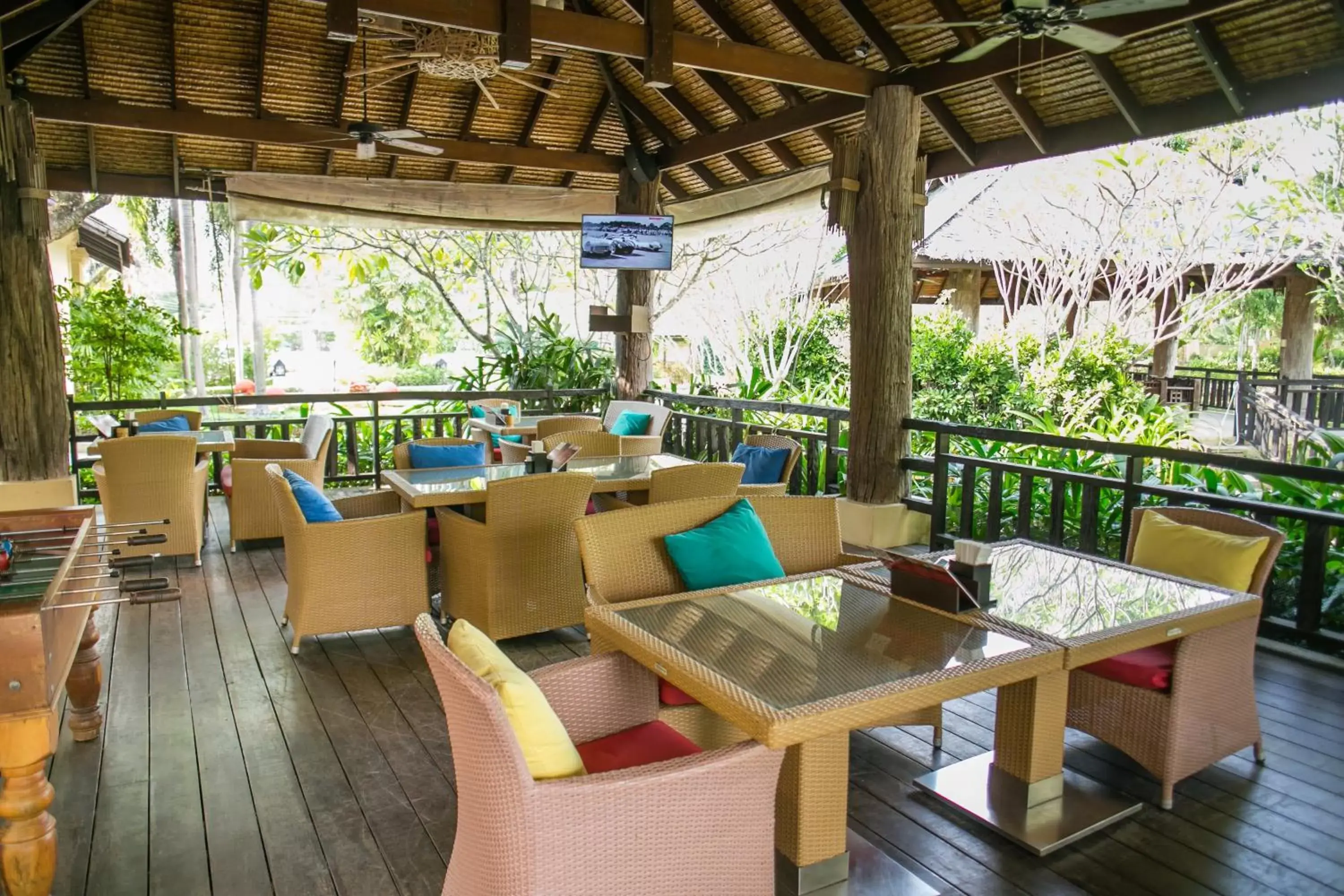Lounge or bar in Centara Koh Chang Tropicana Resort