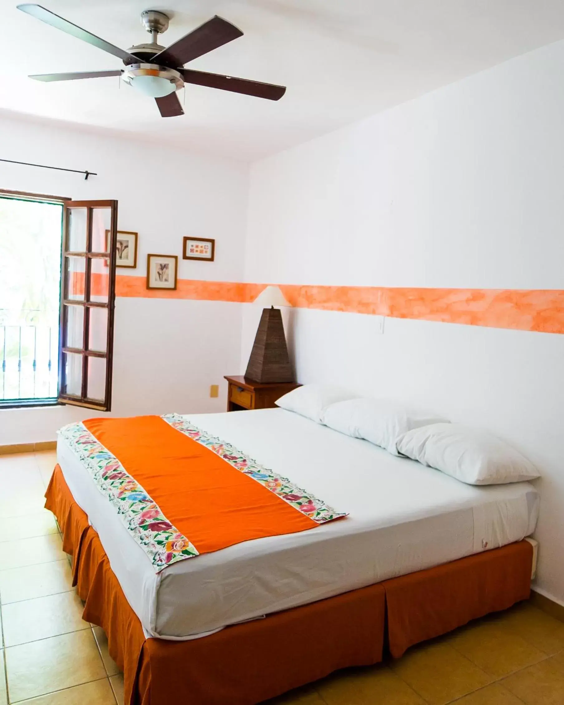 Toilet, Bed in Hotel Casa de las Flores