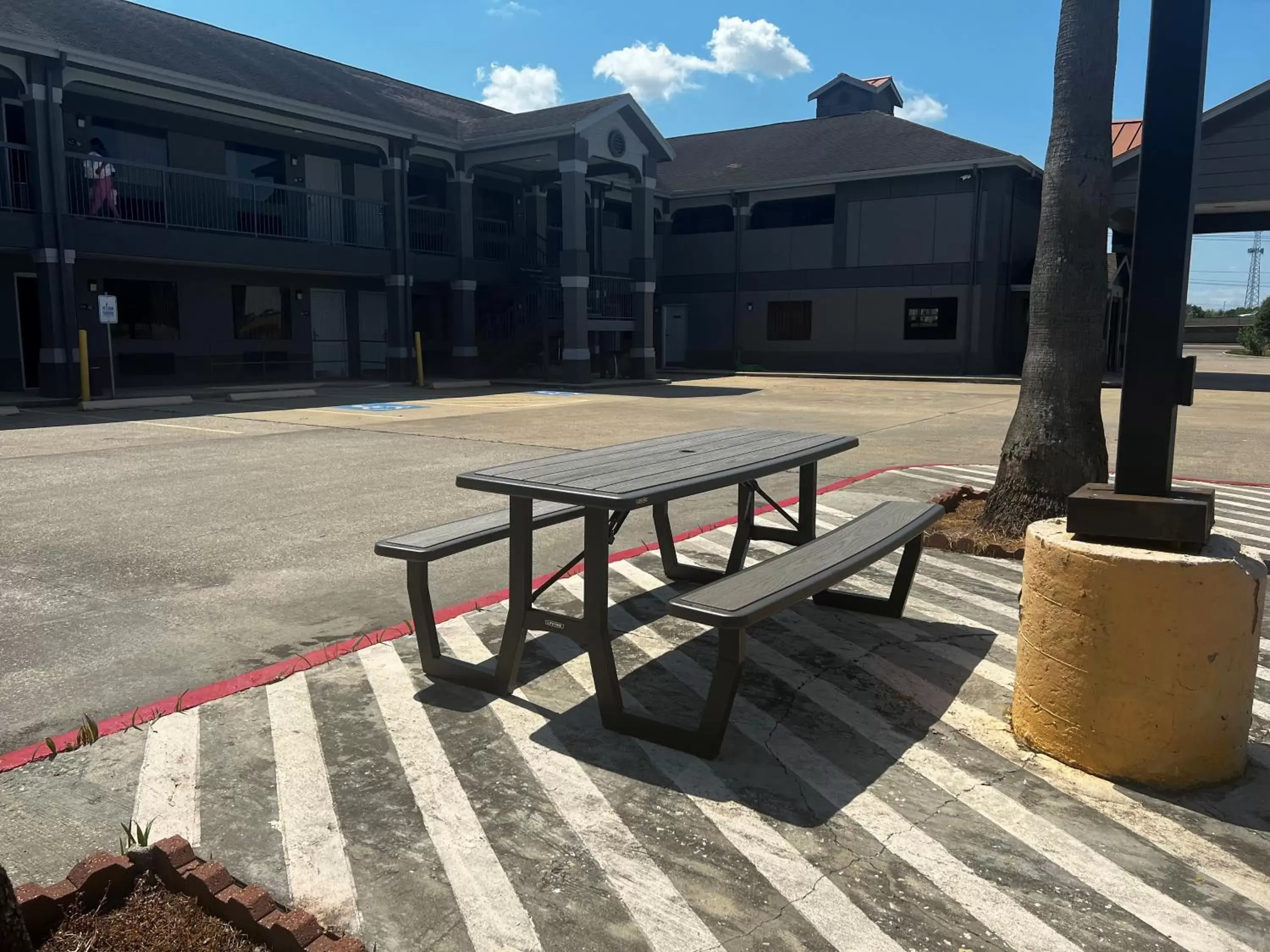 Seating area in Super 8 by Wyndham Baytown I-10