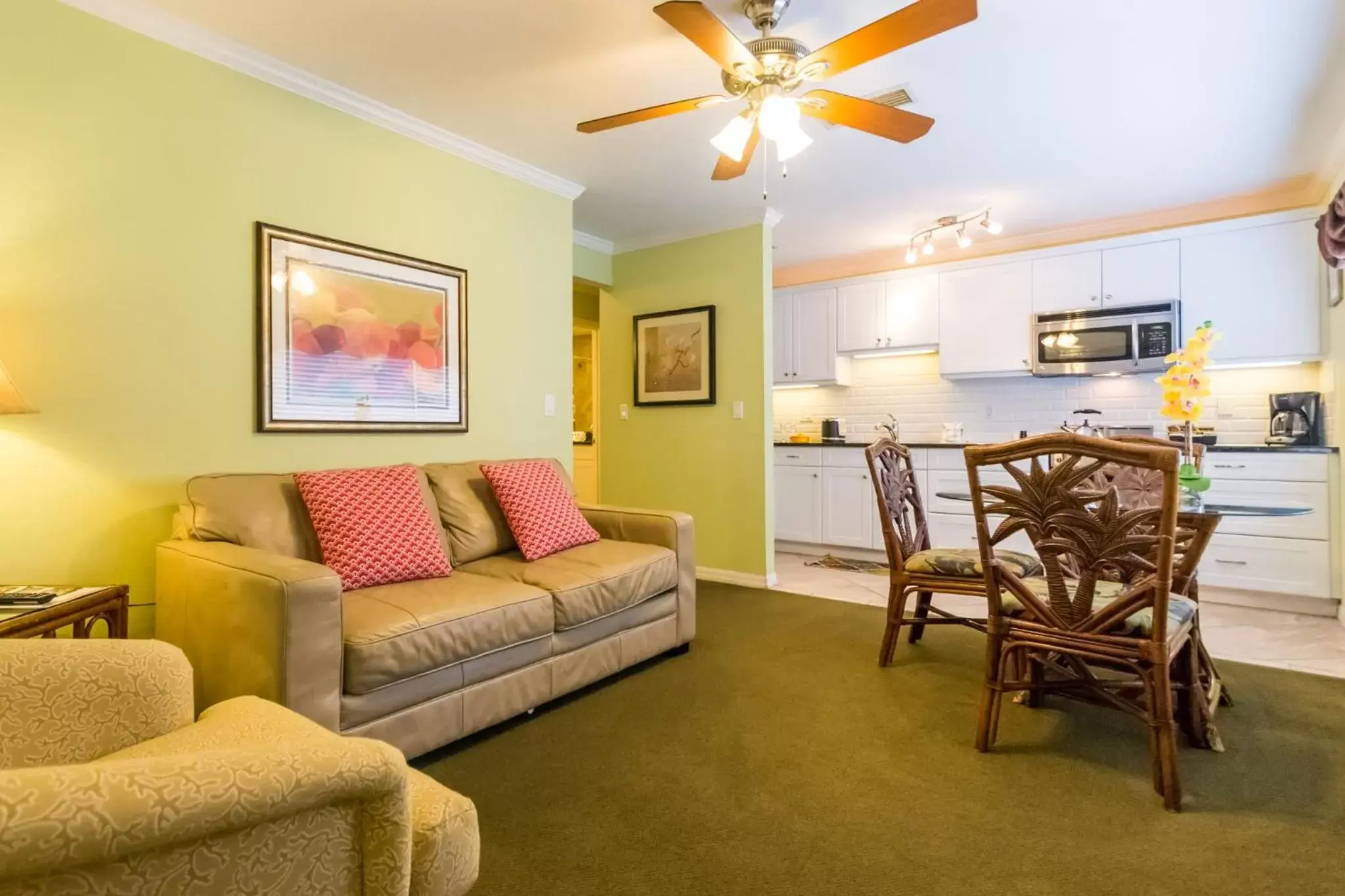 Kitchen or kitchenette, Seating Area in Tropical Beach Resorts - Sarasota