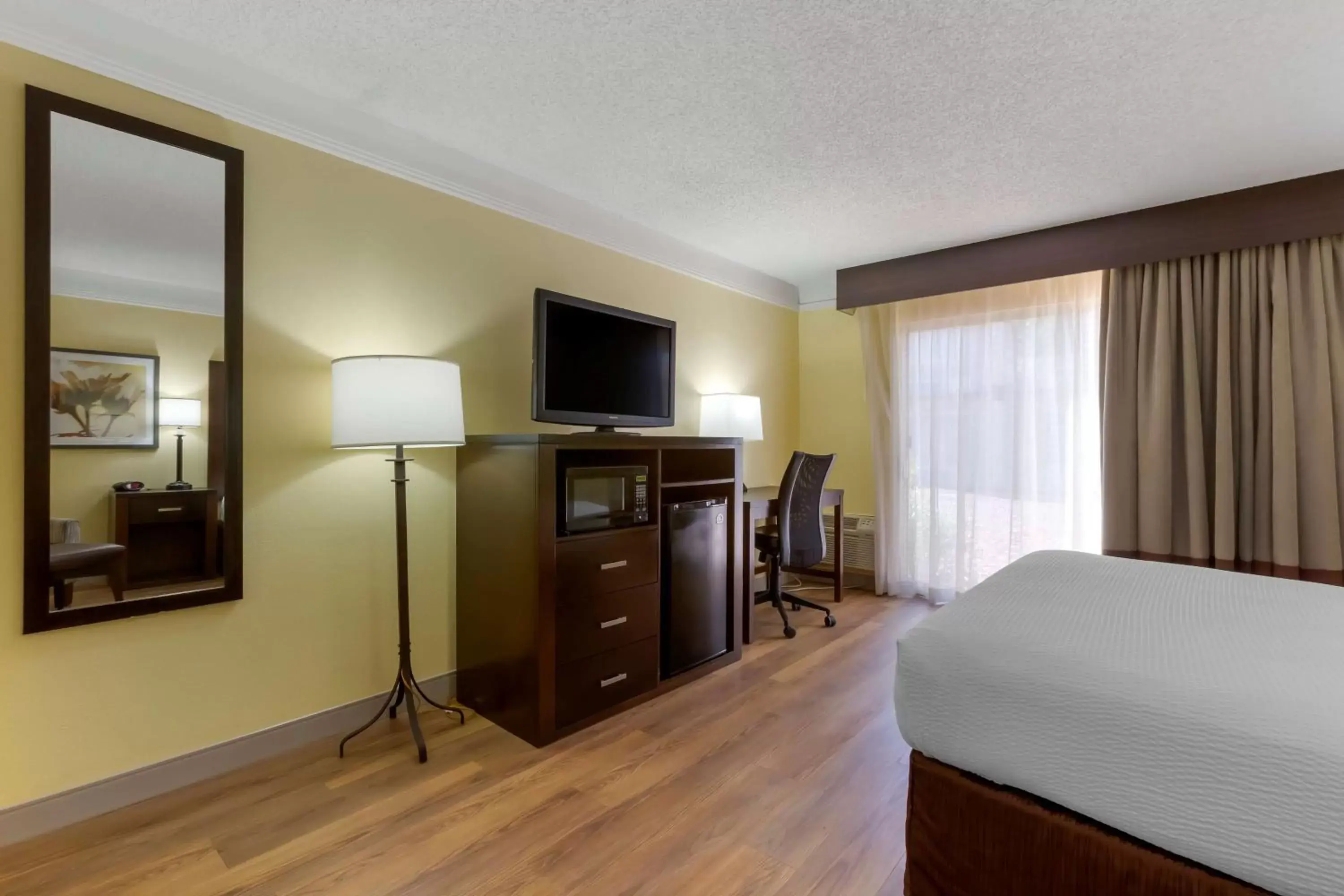 Bedroom, TV/Entertainment Center in Best Western Phoenix Goodyear Inn