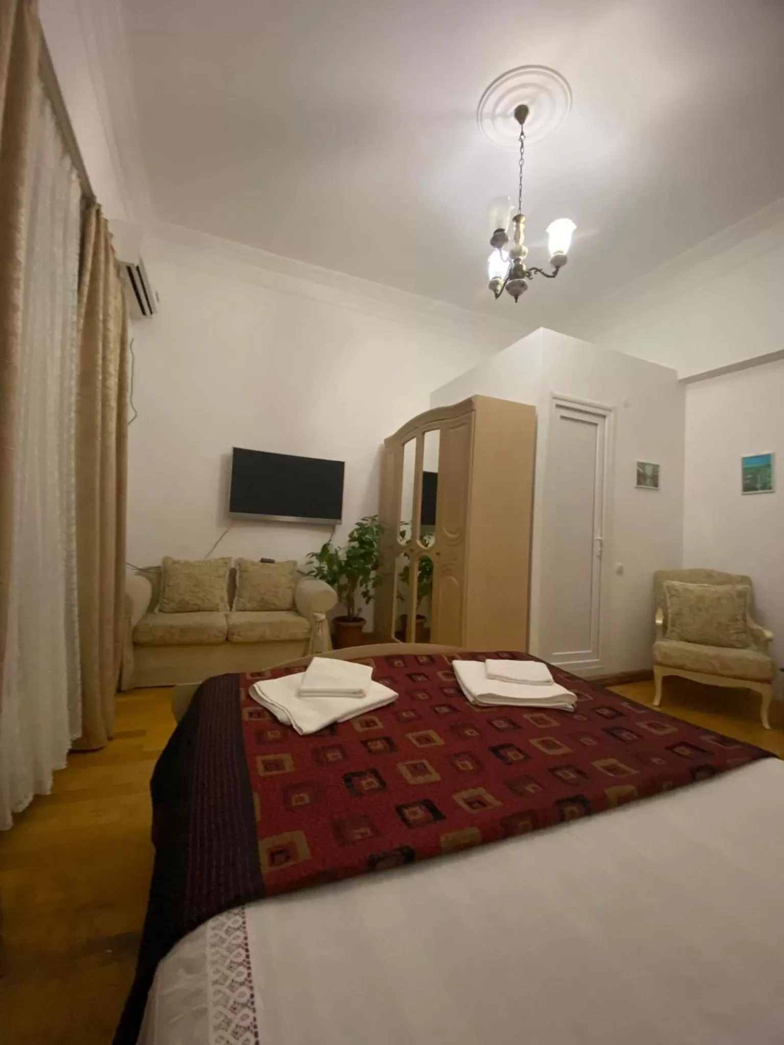 Photo of the whole room, Bed in House 1899