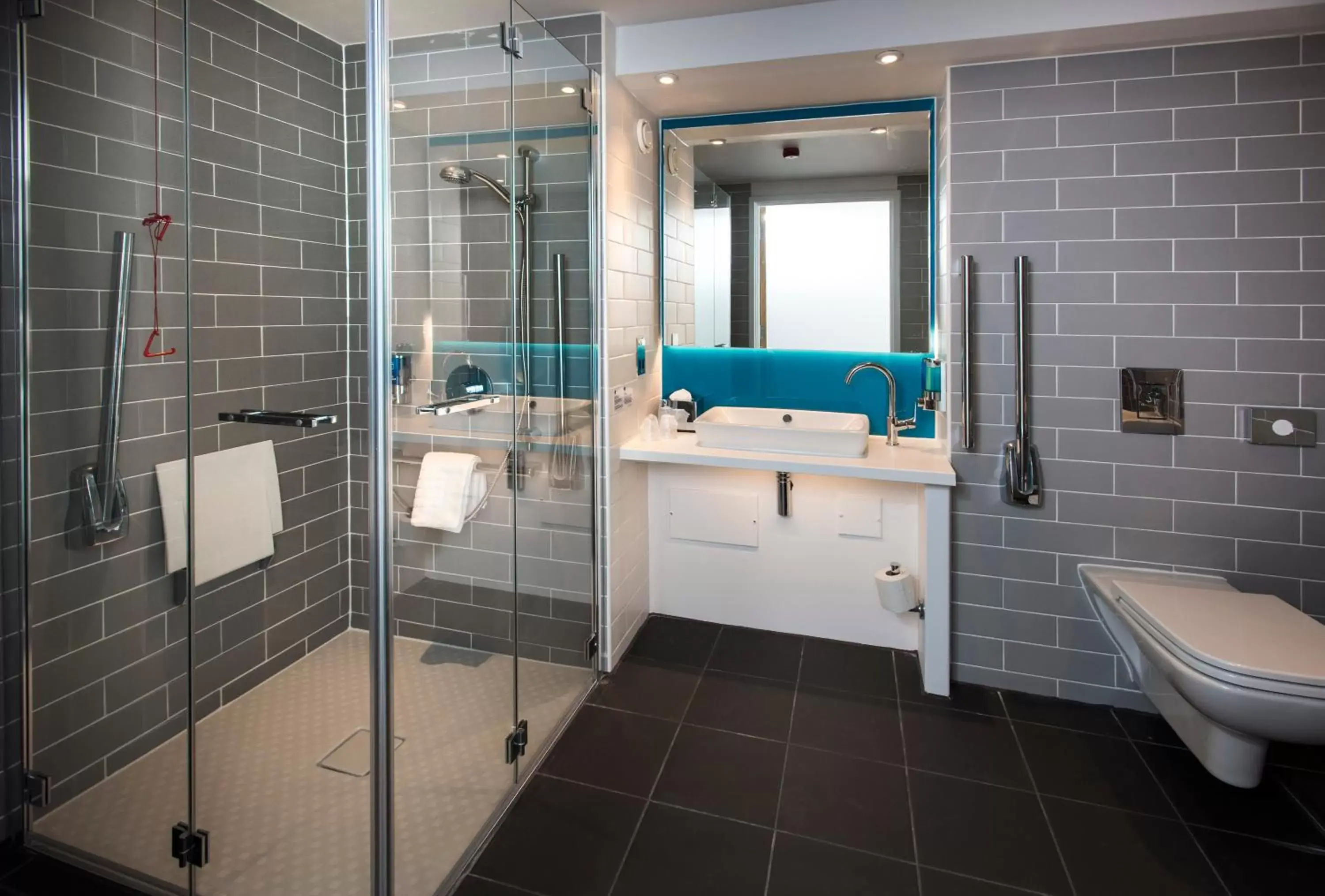 Bathroom in Holiday Inn Express Portsmouth – North, an IHG Hotel