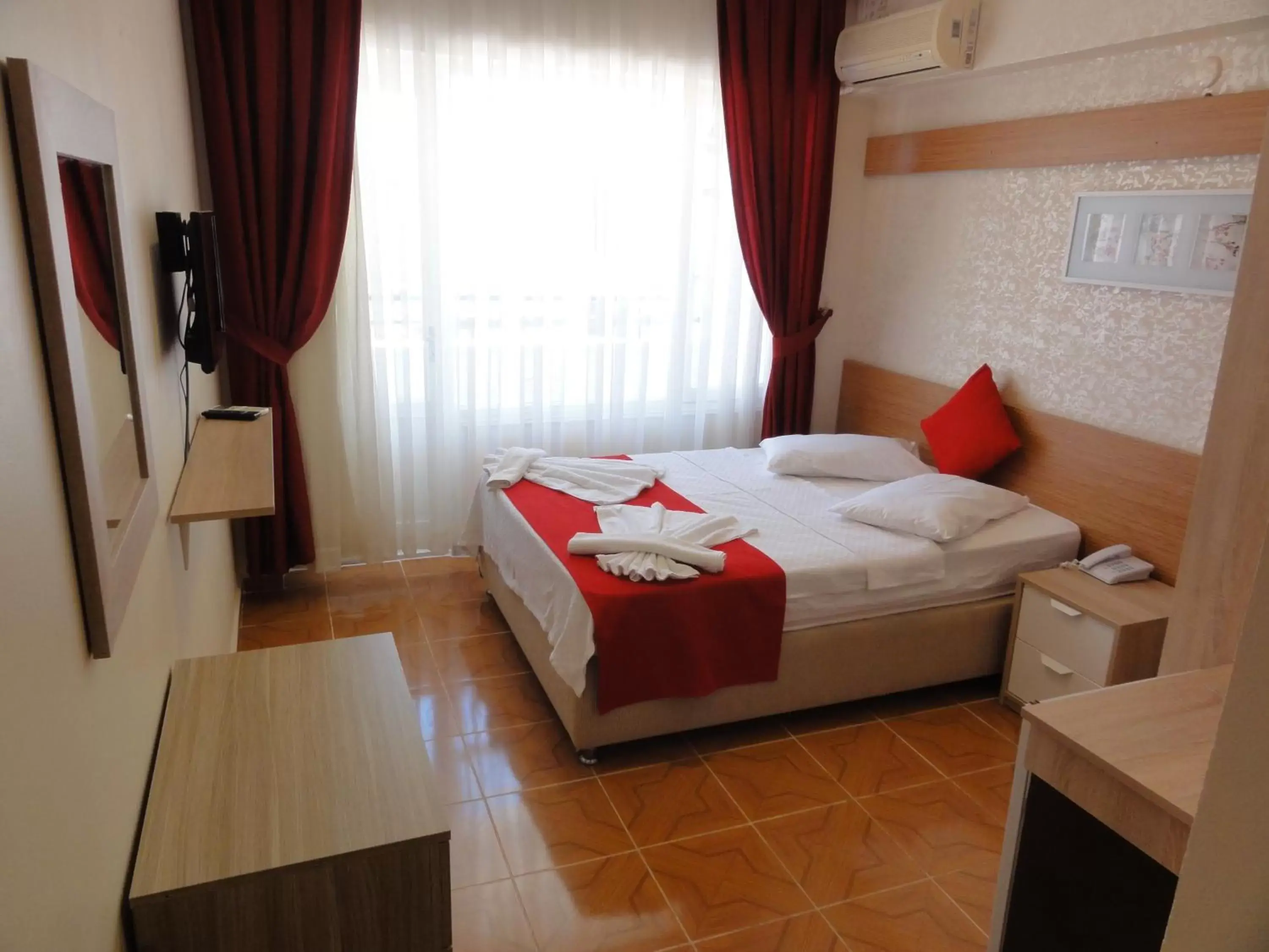 Shower, Bed in Altinersan Hotel Shower, Bed in Altinersan Hotel