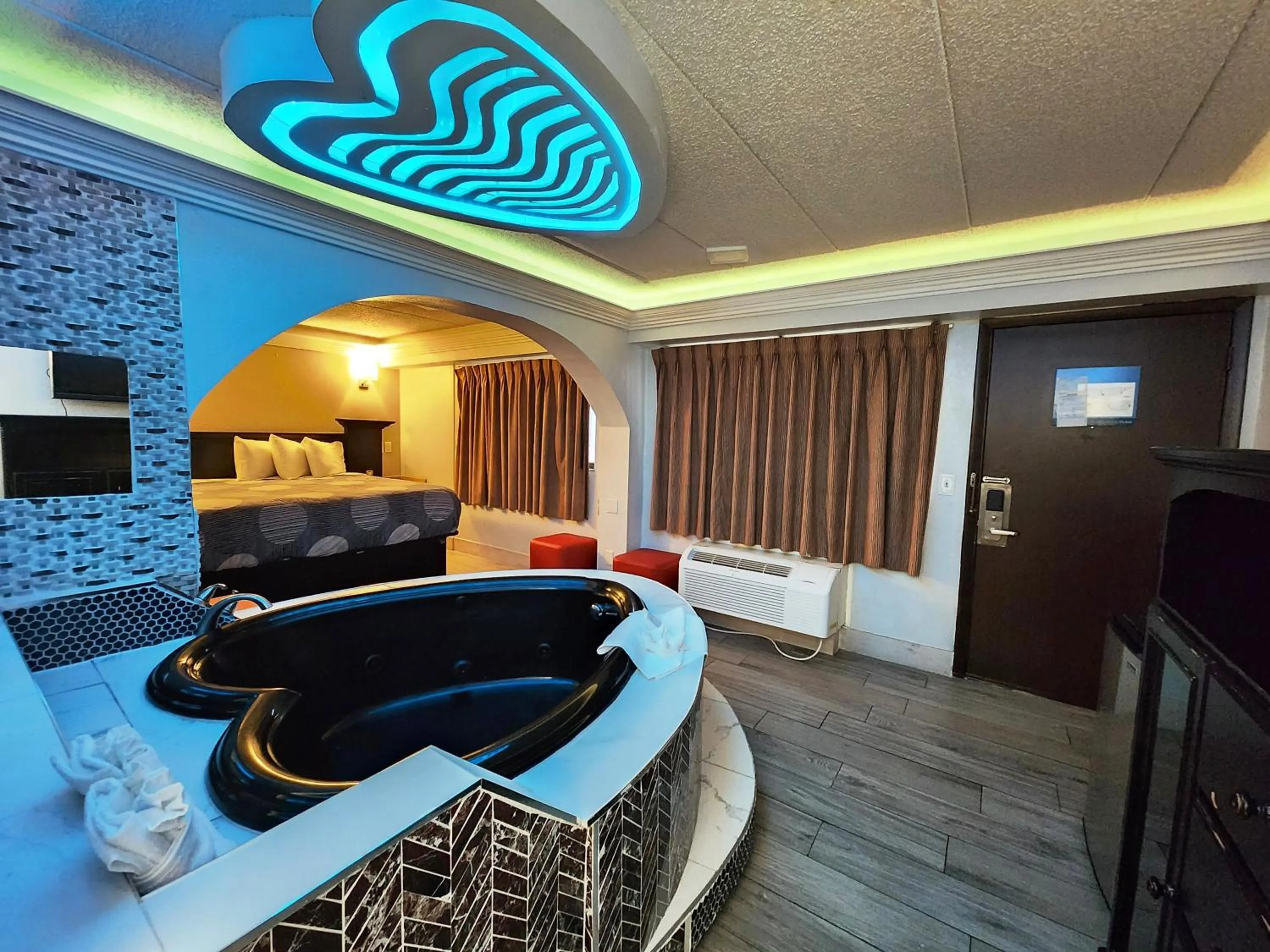 Hot Tub, Bed in Americas Best Value Inn and Suites Little Rock