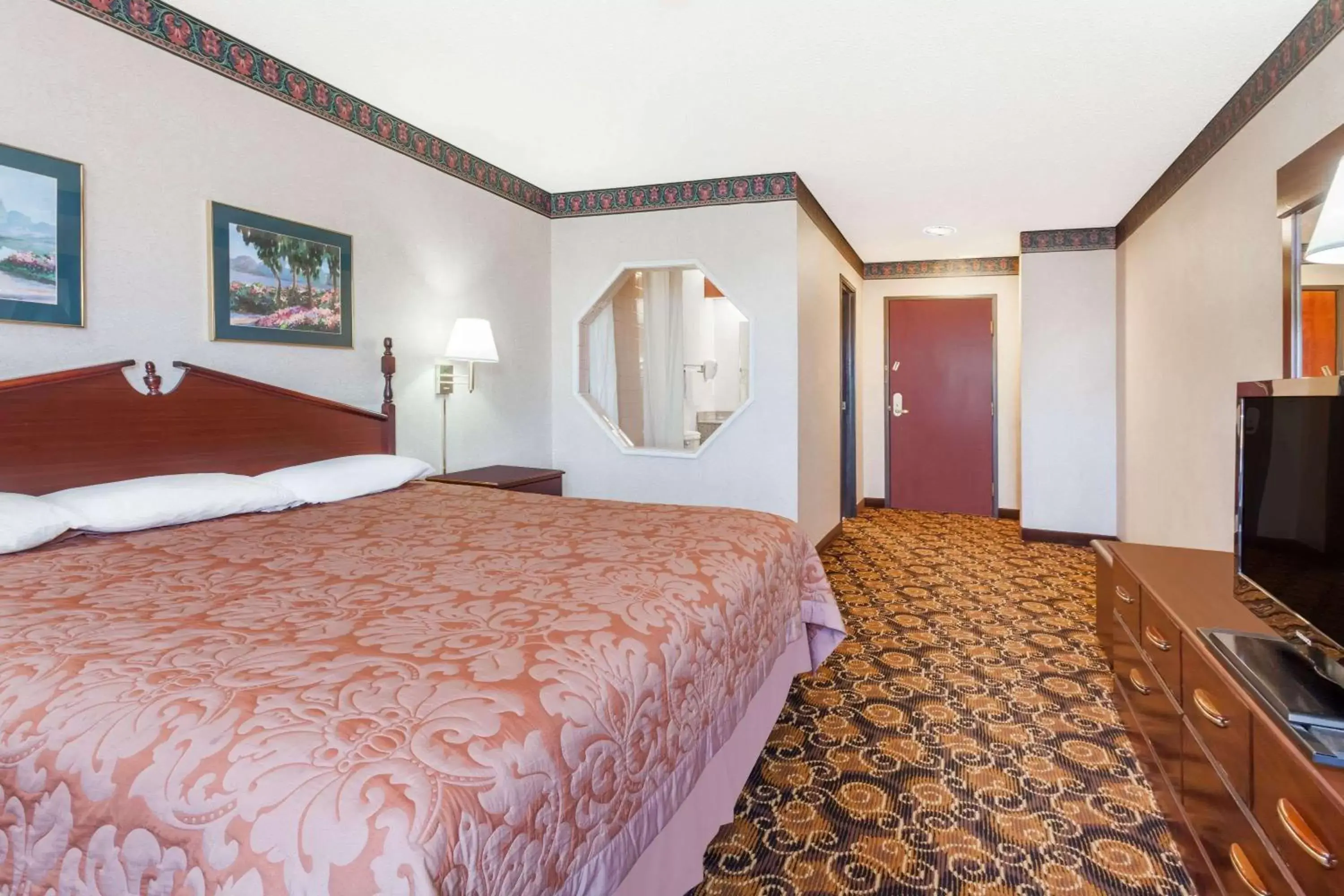 Photo of the whole room, Bed in Super 8 by Wyndham Evansville North