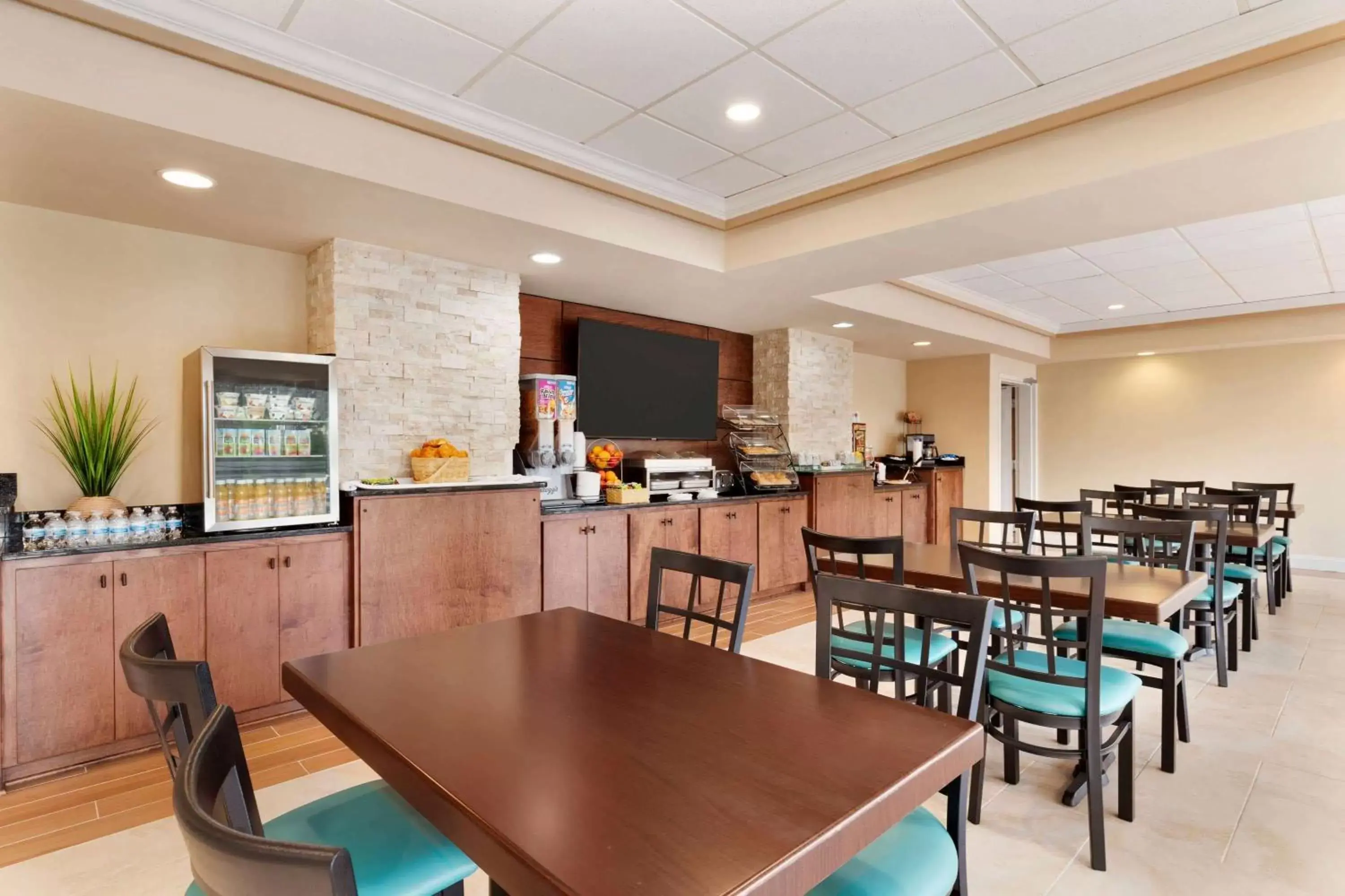 Restaurant/Places to Eat in Baymont by Wyndham Augusta West