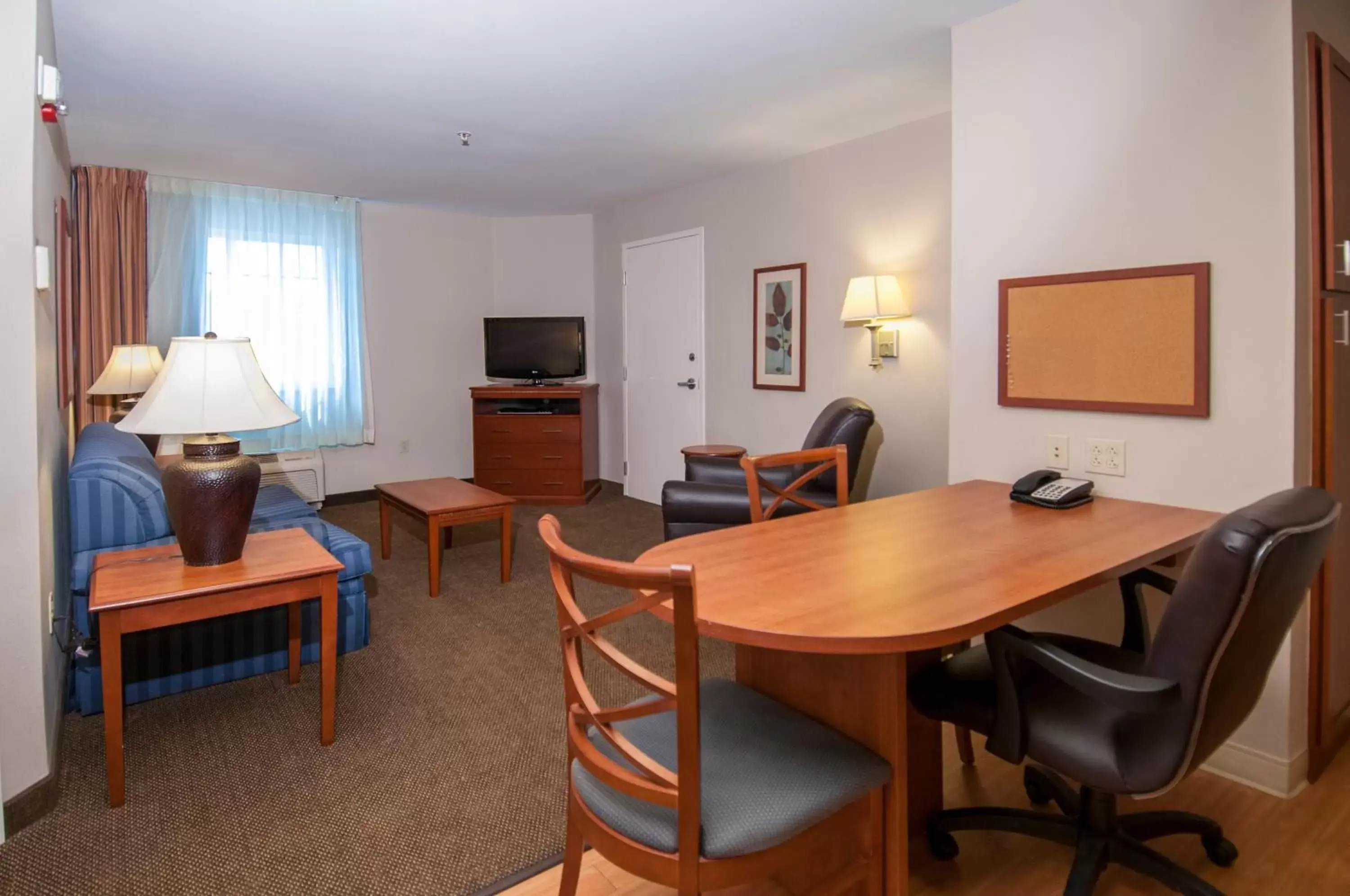 Photo of the whole room, Dining Area in Candlewood Suites Flowood, MS, an IHG Hotel