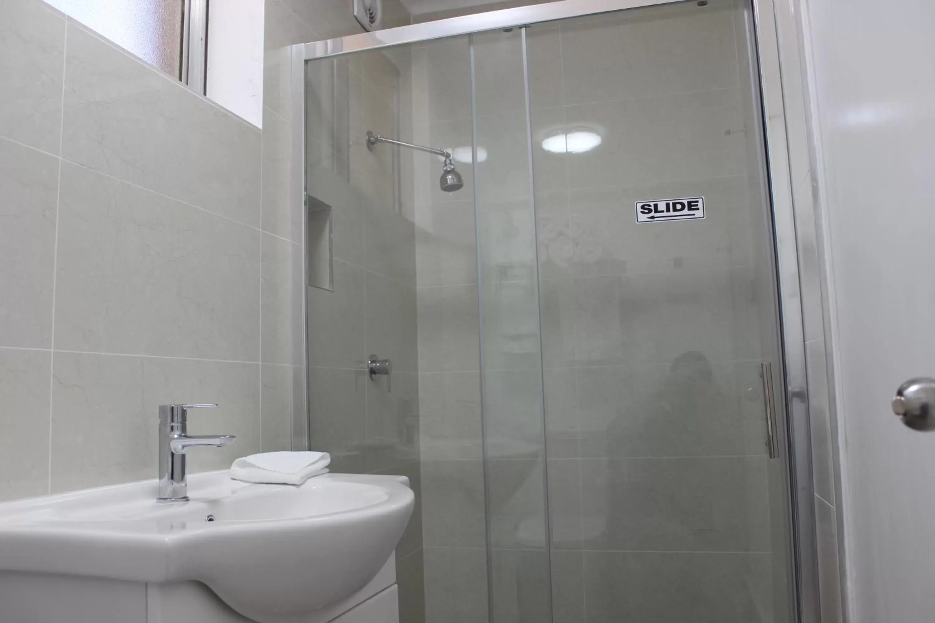 Shower, Bathroom in High Mountains Motor Inn