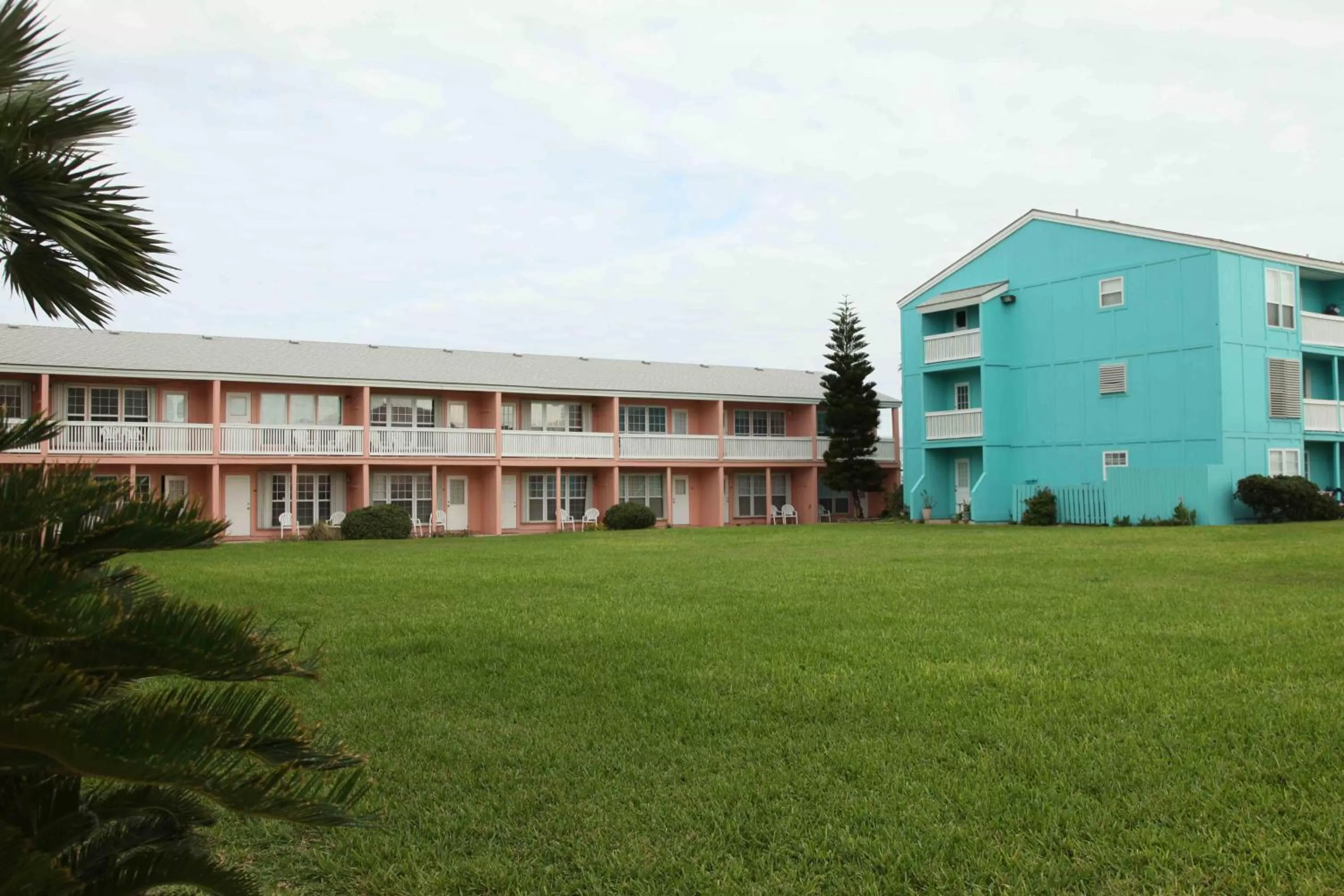 Area and facilities in Executive Keys Condominiums on the Beach