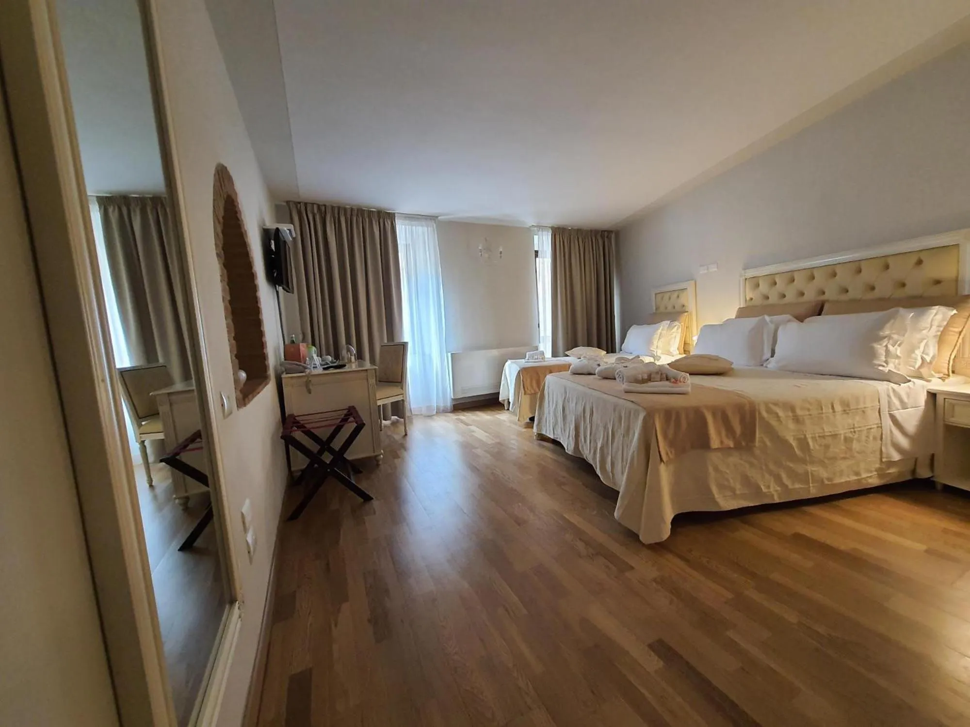 Photo of the whole room, Bed in Hotel Volterra In Superior