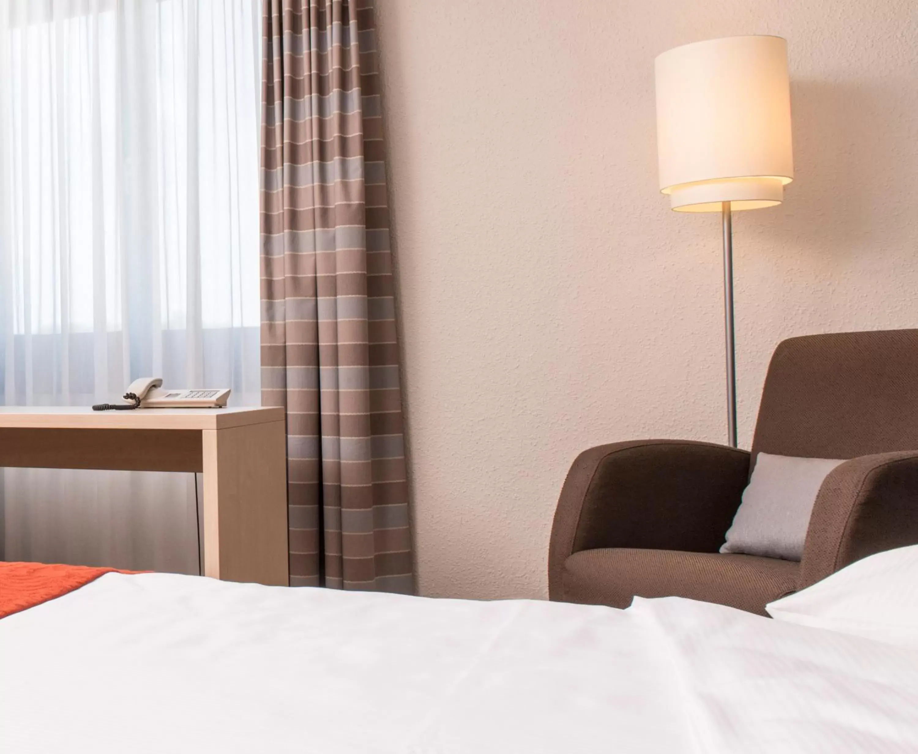 Photo of the whole room, Bed in Mercure Bonn Hardtberg