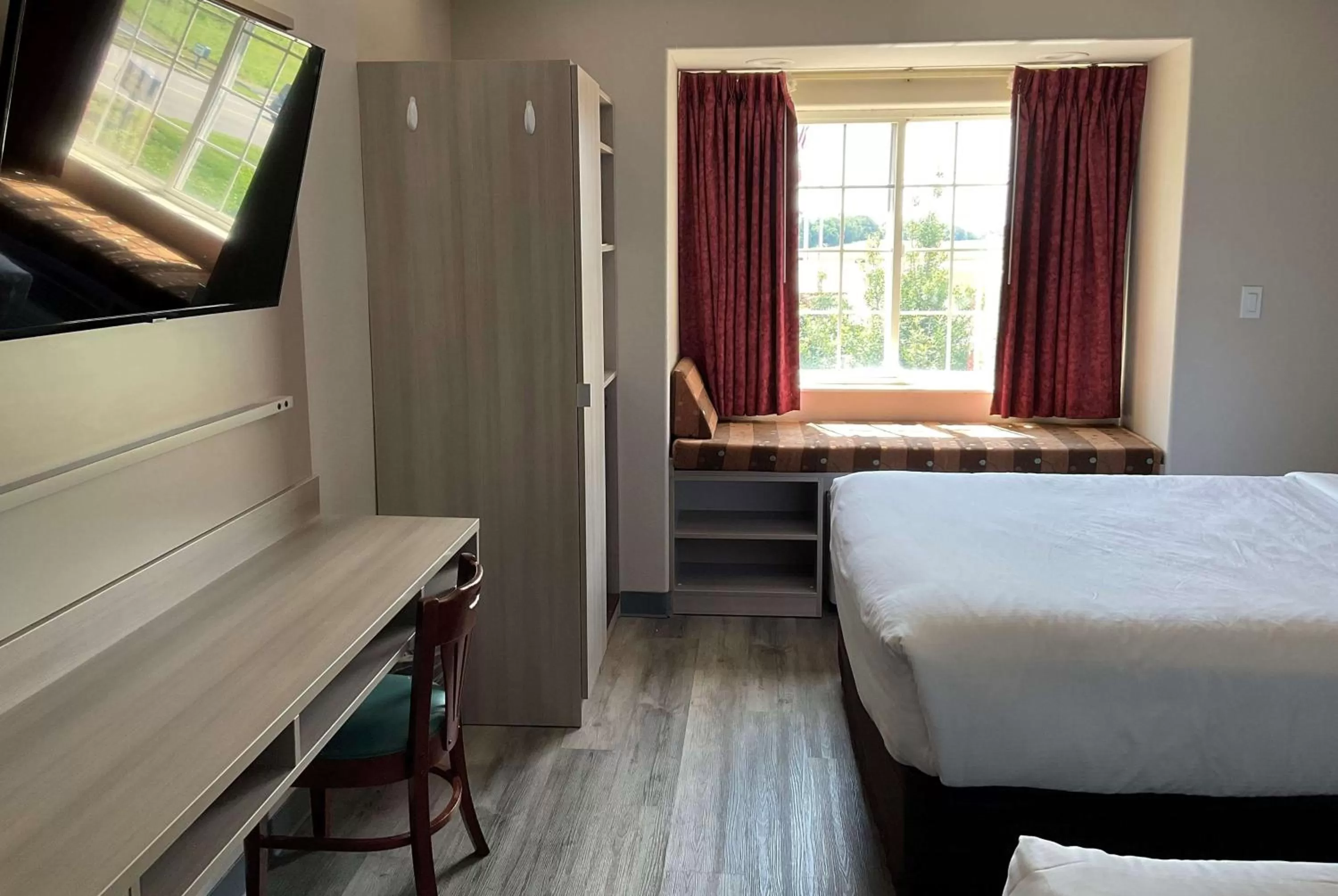 Photo of the whole room, Bed in Microtel Inn and Suites Clarksville