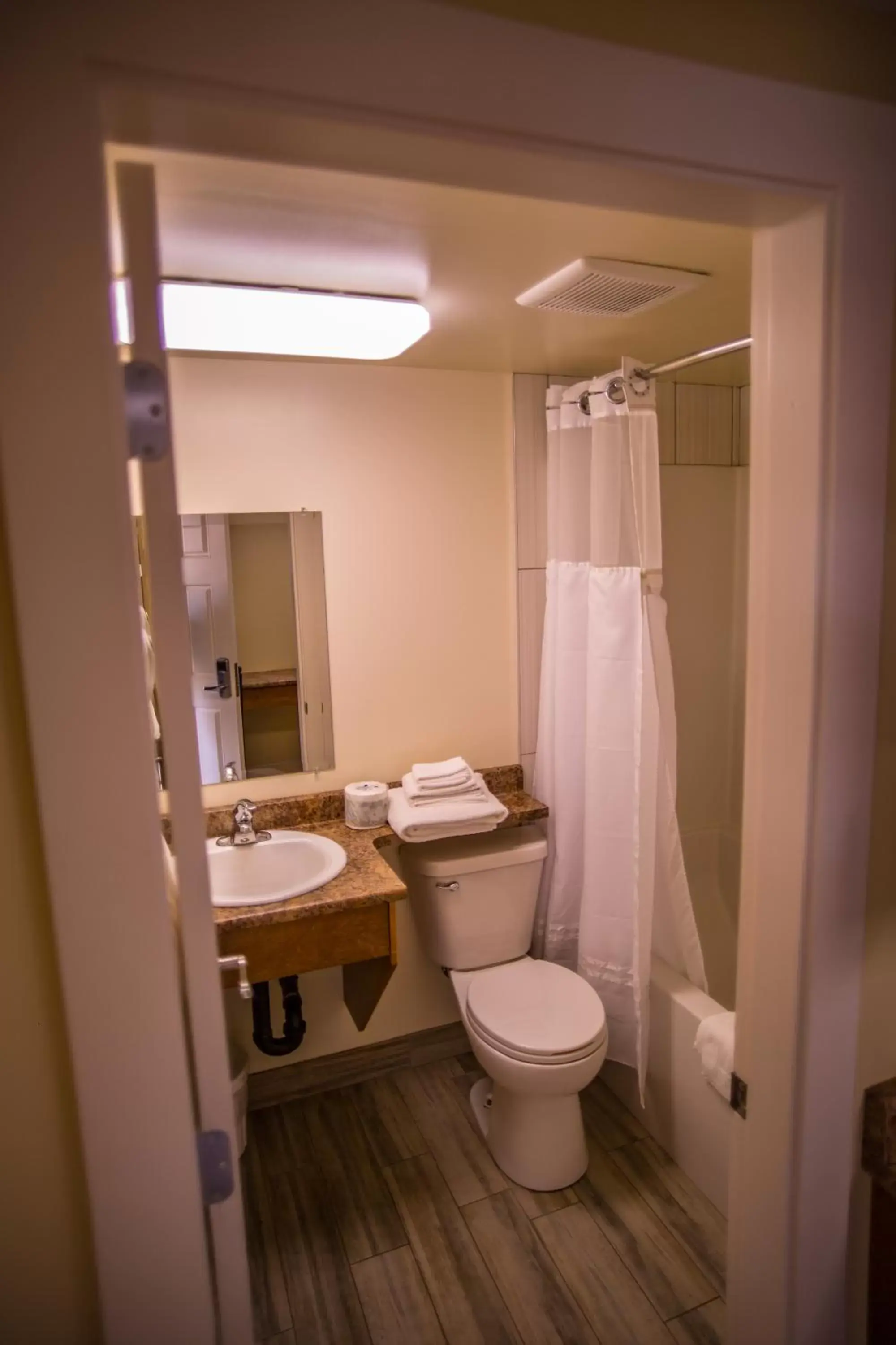 Bathroom in Sahara Courtyard Inn Penticton