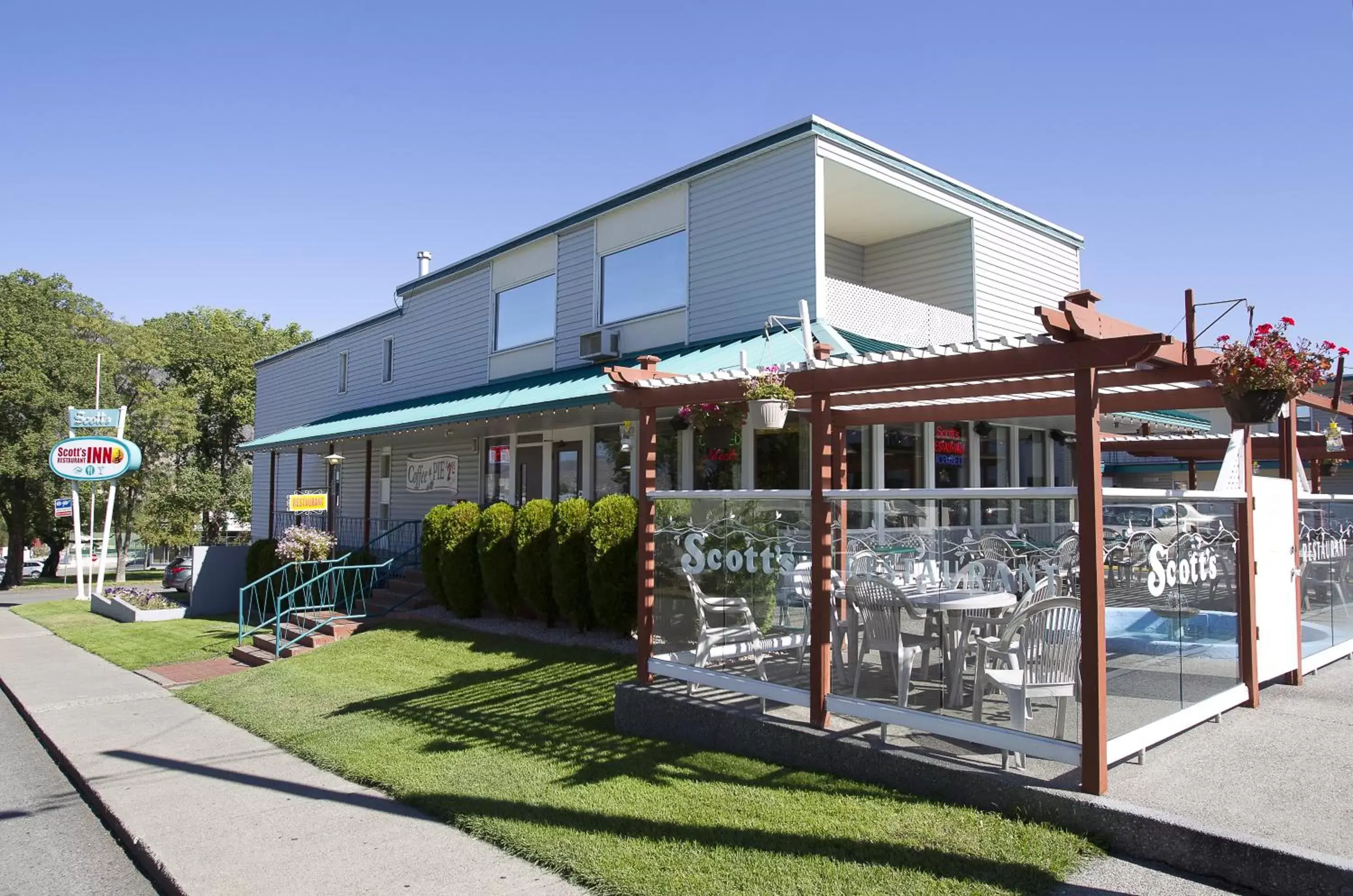 Facade/entrance, Property Building in Scott's Inn & Suites