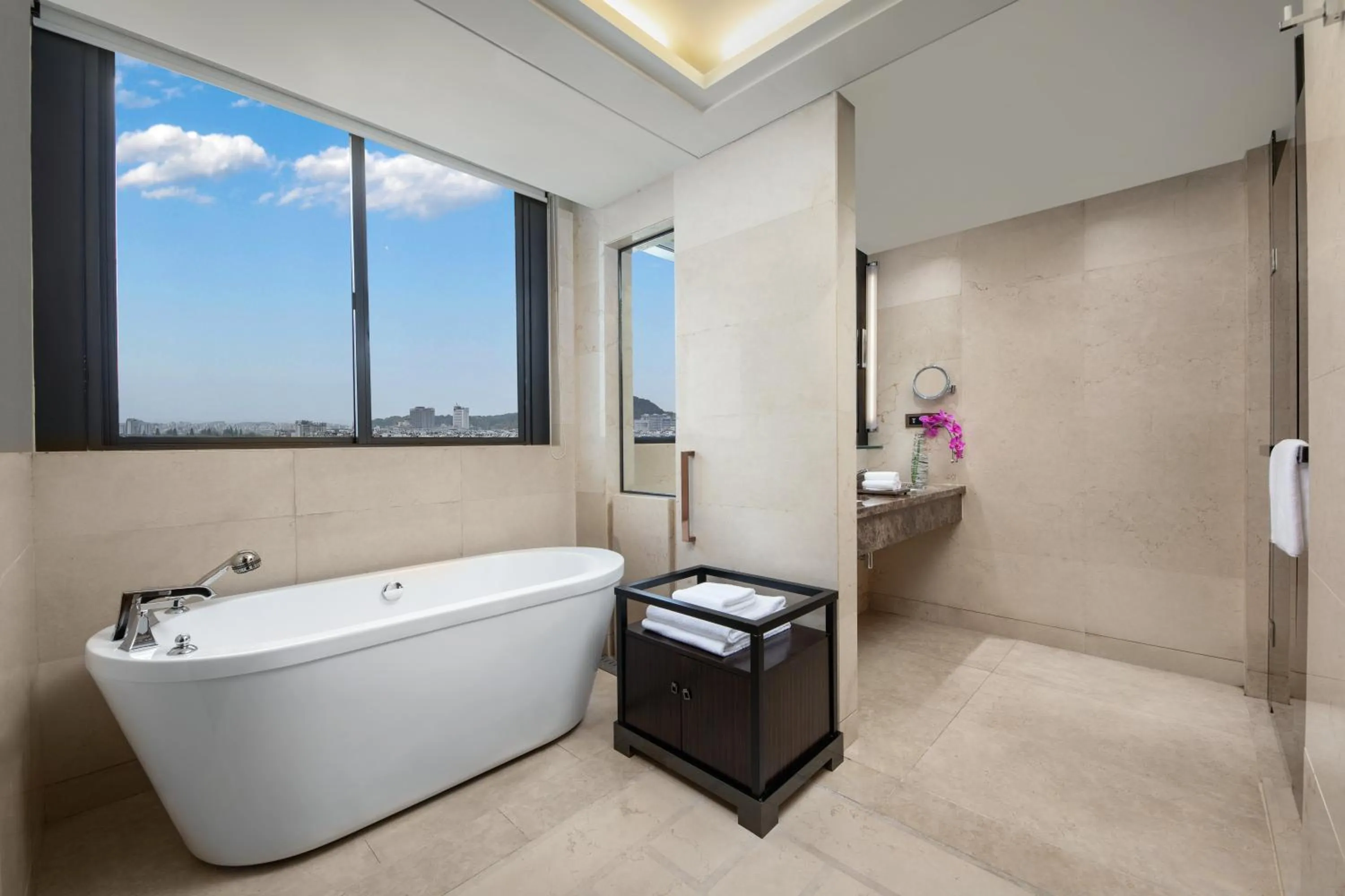 Photo of the whole room in Crowne Plaza Huangshan Yucheng by IHG