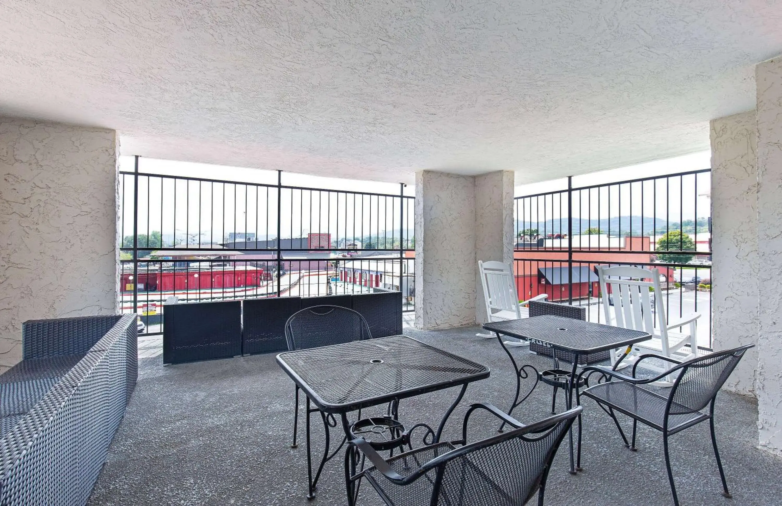 Inner courtyard view in Americana Inn a Travelodge by Wyndham