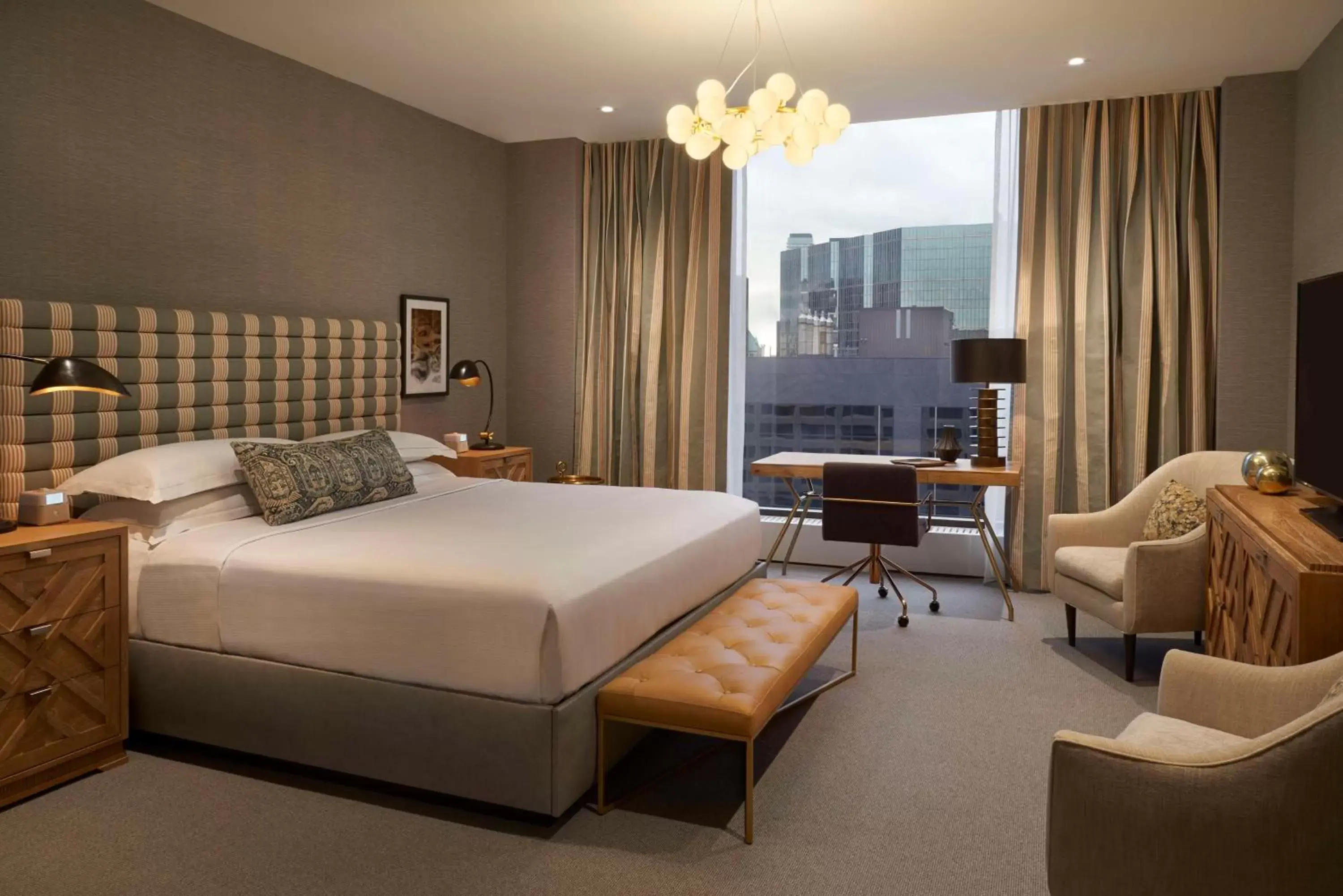 Bedroom in Hilton Toronto