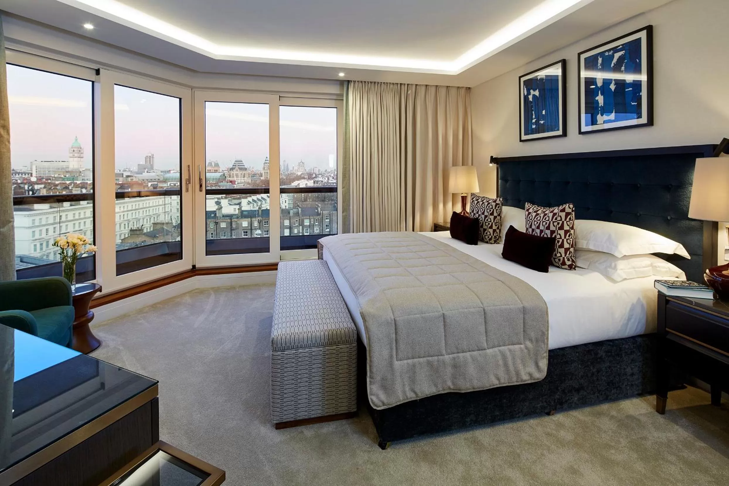 Photo of the whole room, Bed in Cheval Gloucester Park at Kensington