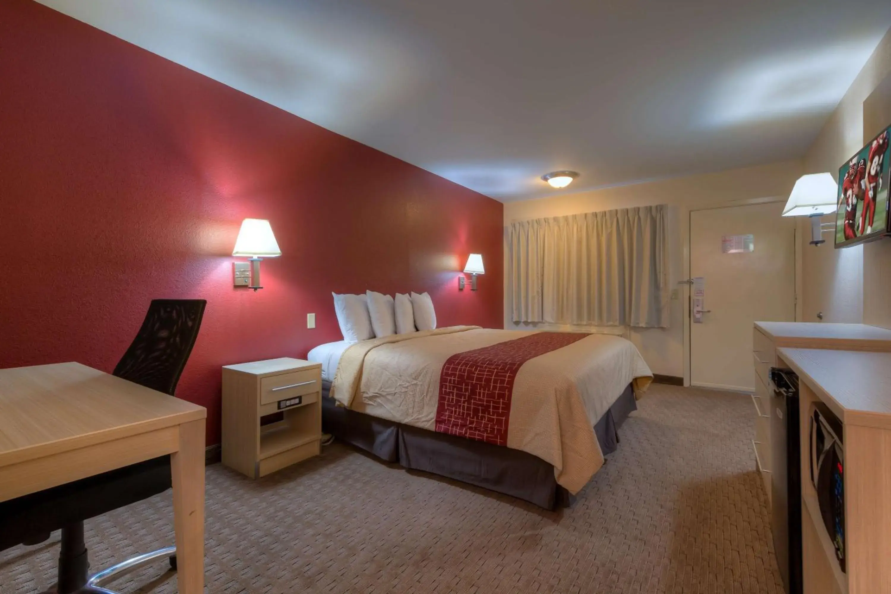 Bedroom, Bed in Red Roof Inn Memphis East