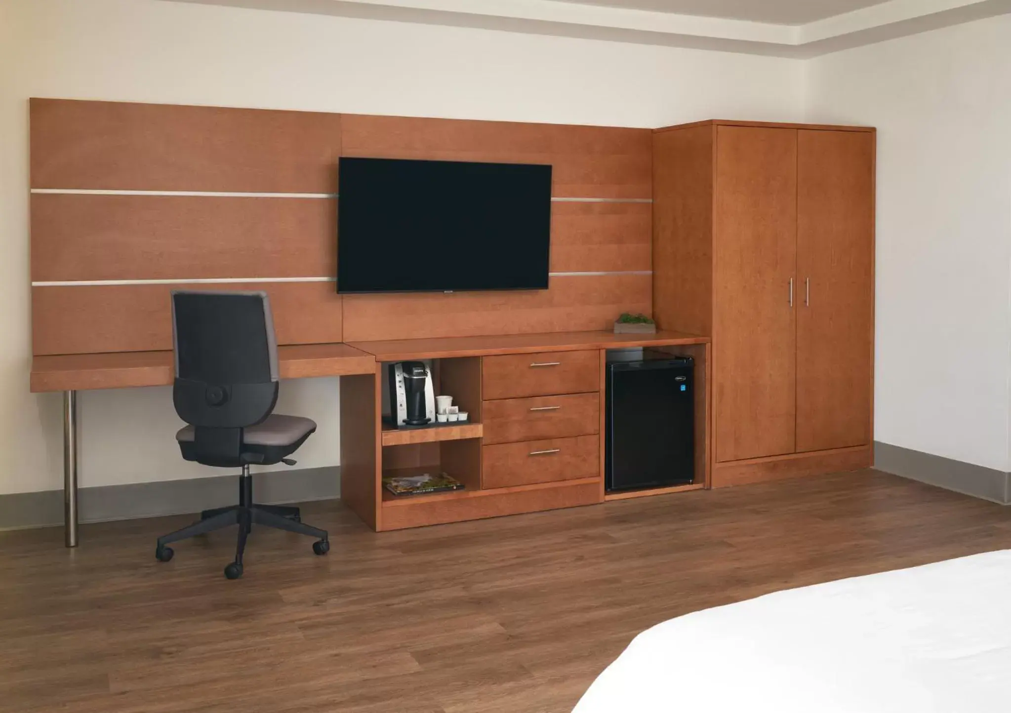 Photo of the whole room, TV/Entertainment Center in Holiday Inn Miami North I-95, an IHG Hotel