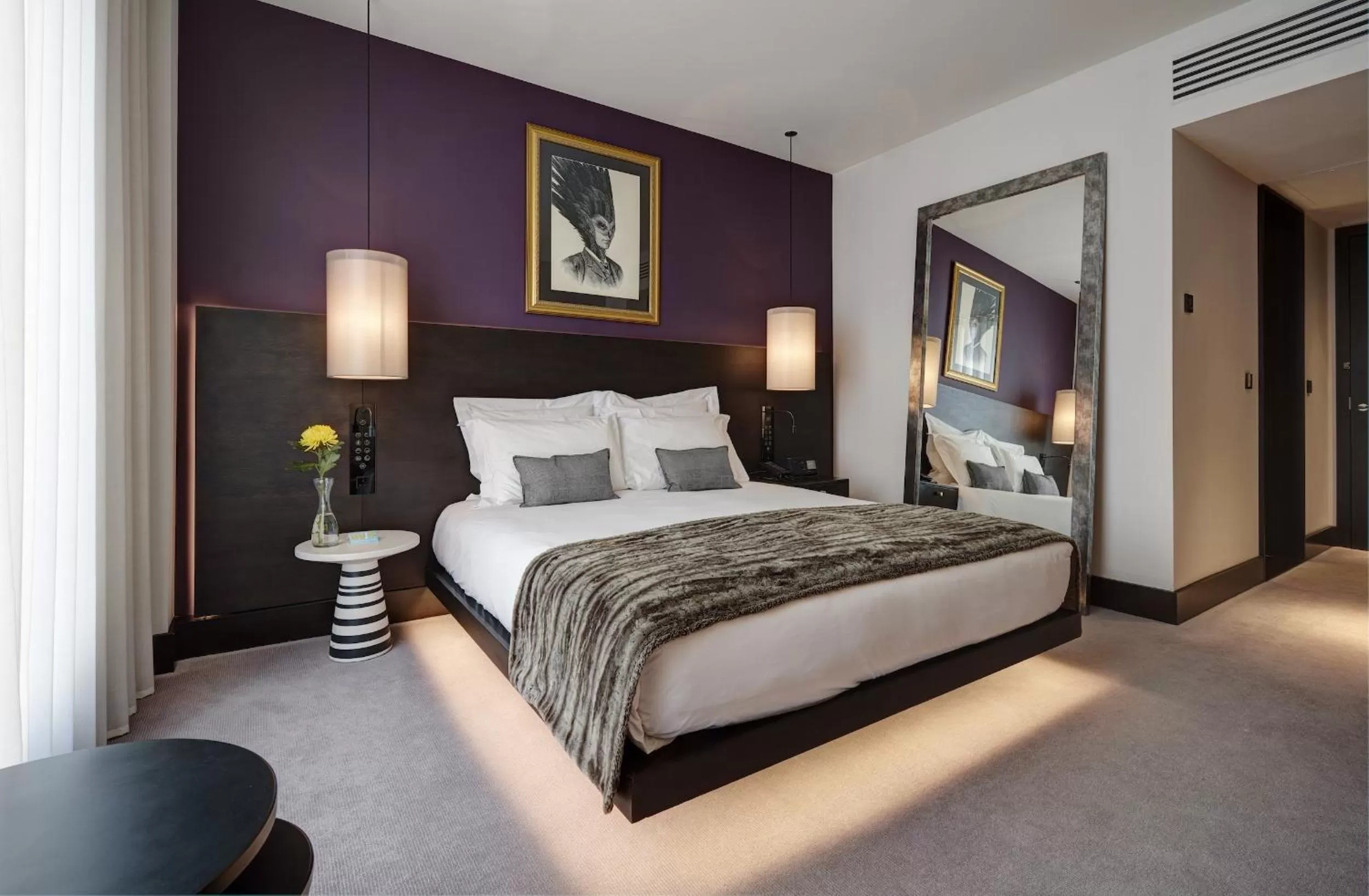 Photo of the whole room, Bed in South Place Hotel