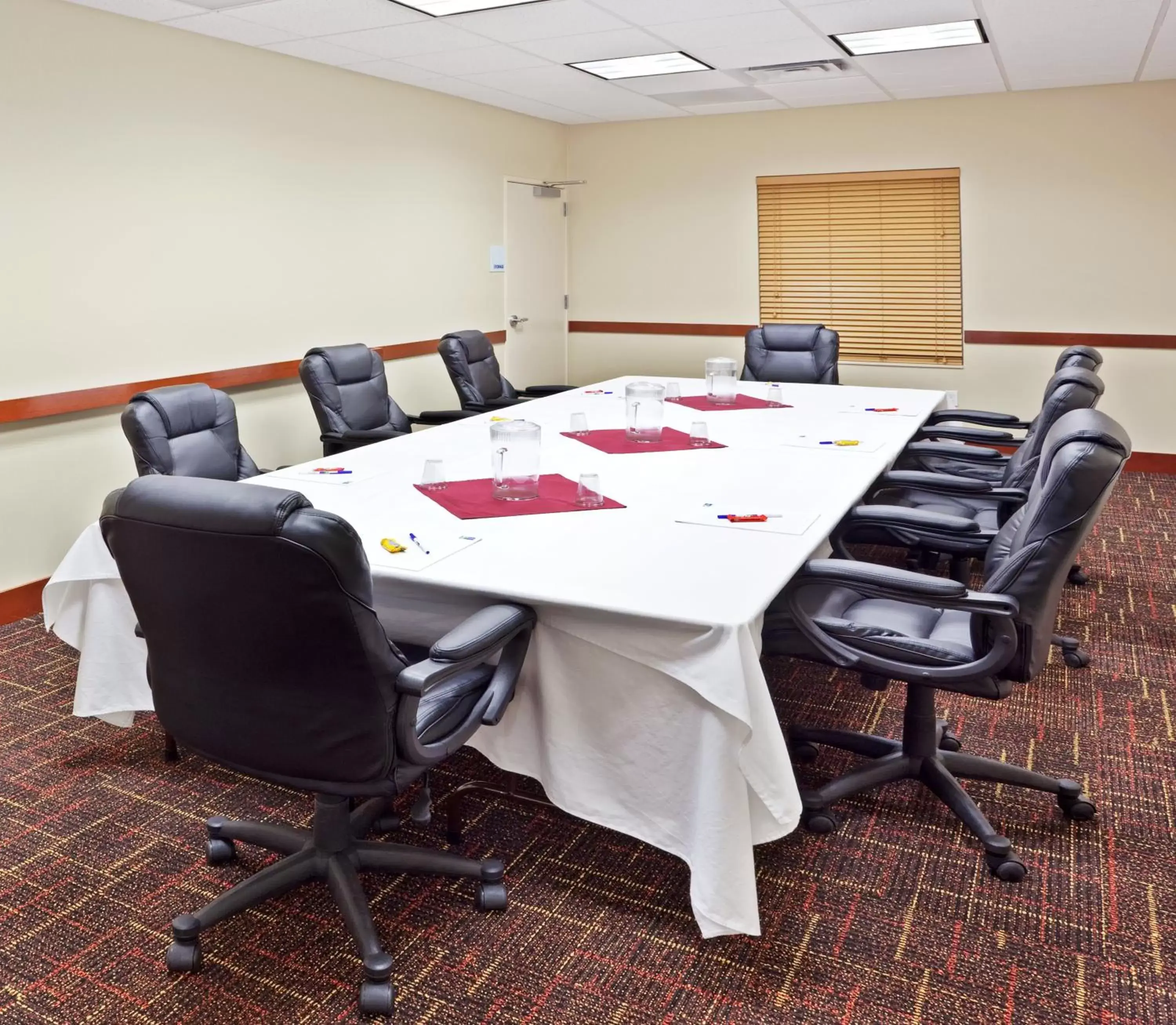 Meeting/conference room in Holiday Inn Express Hotel & Suites Chehalis - Centralia, an IHG Hotel