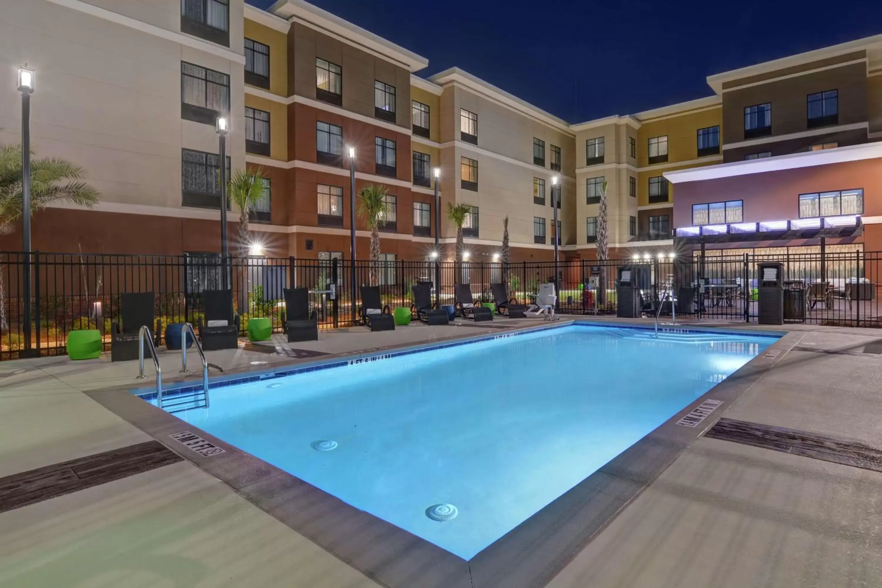 Property building, Swimming Pool in Homewood Suites By Hilton Savannah Airport