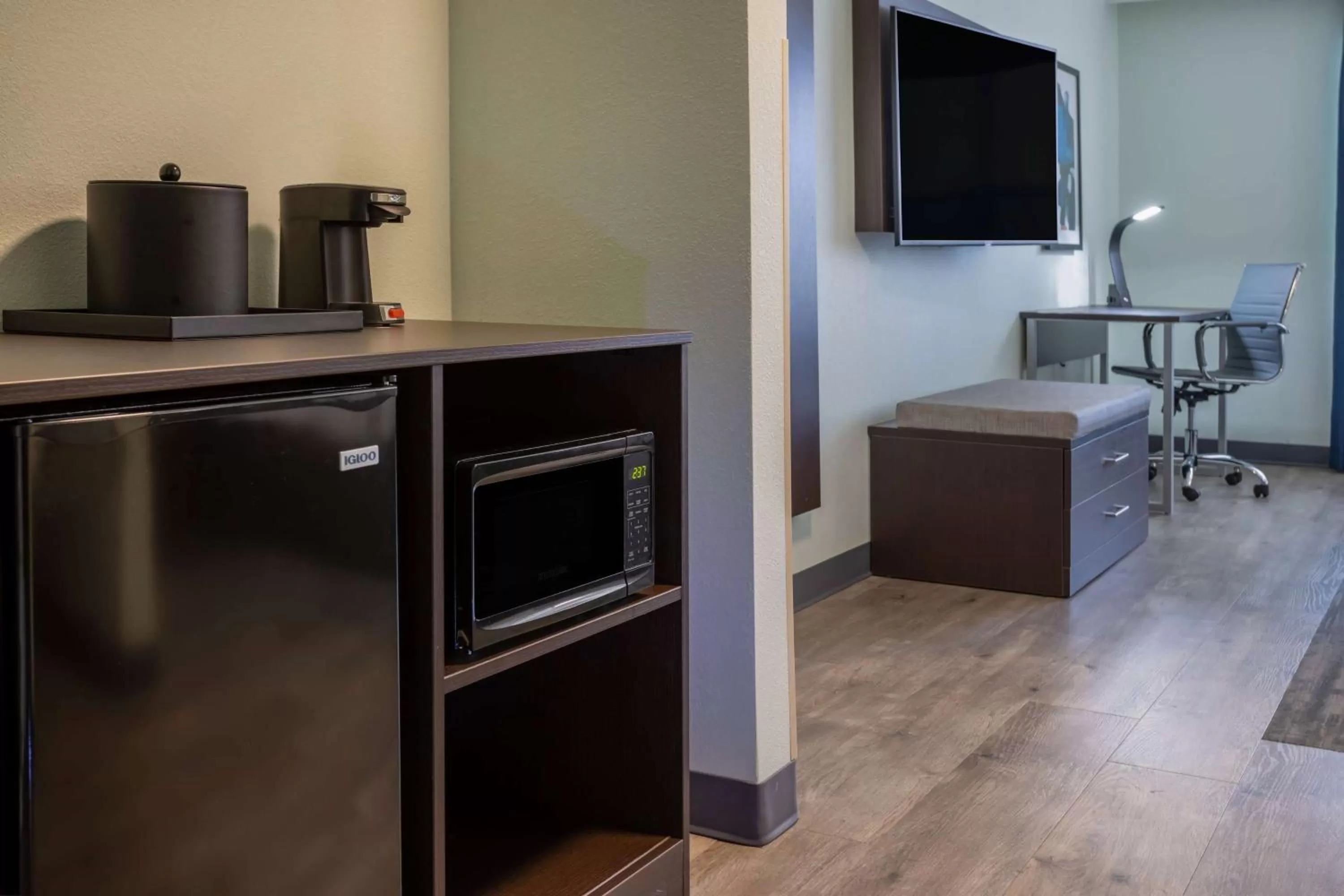 Photo of the whole room in Wingate by Wyndham Waldorf - Washington DC Area