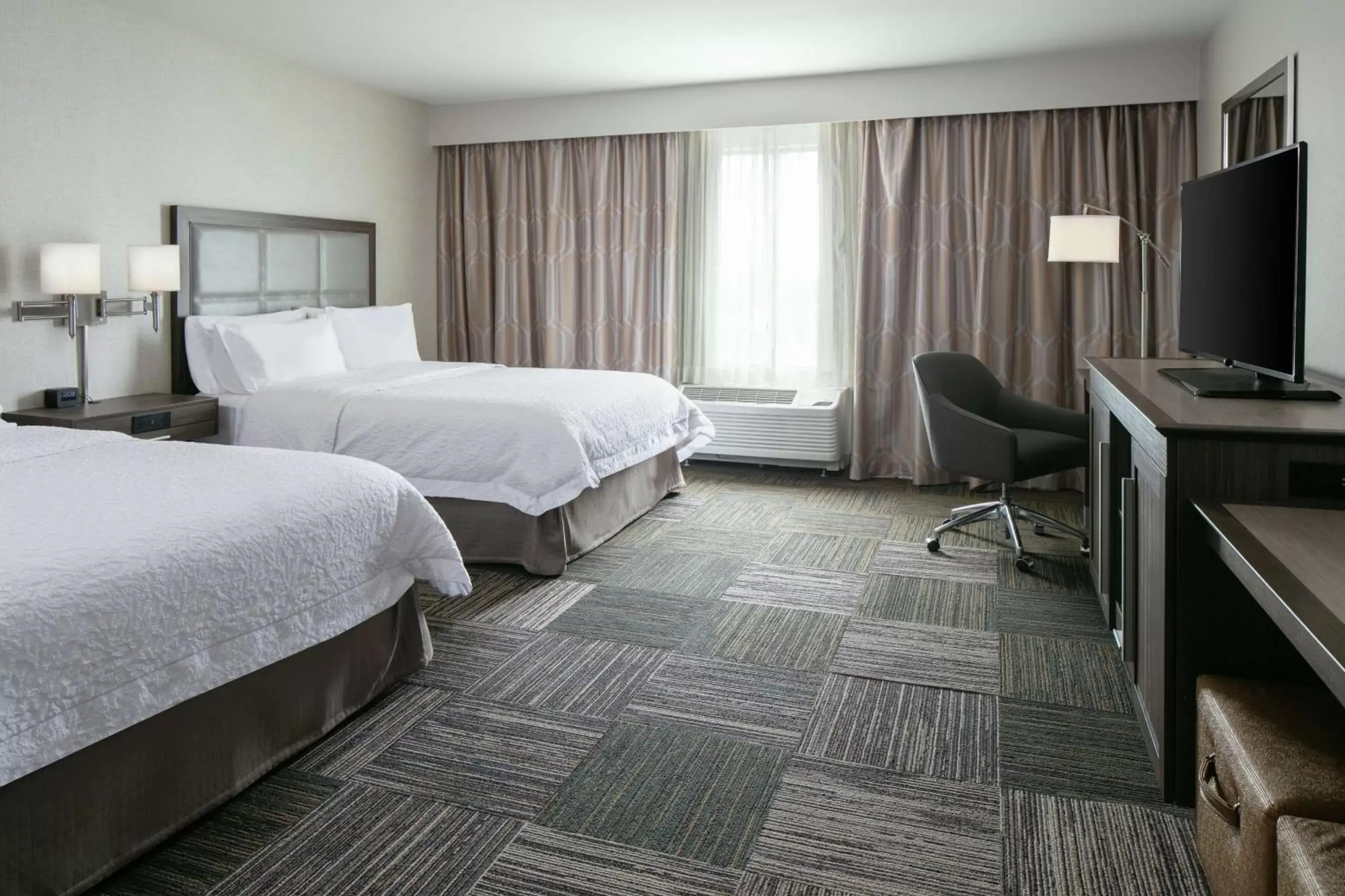 Bedroom, Bed in Hampton Inn & Suites-Hudson Wisconsin