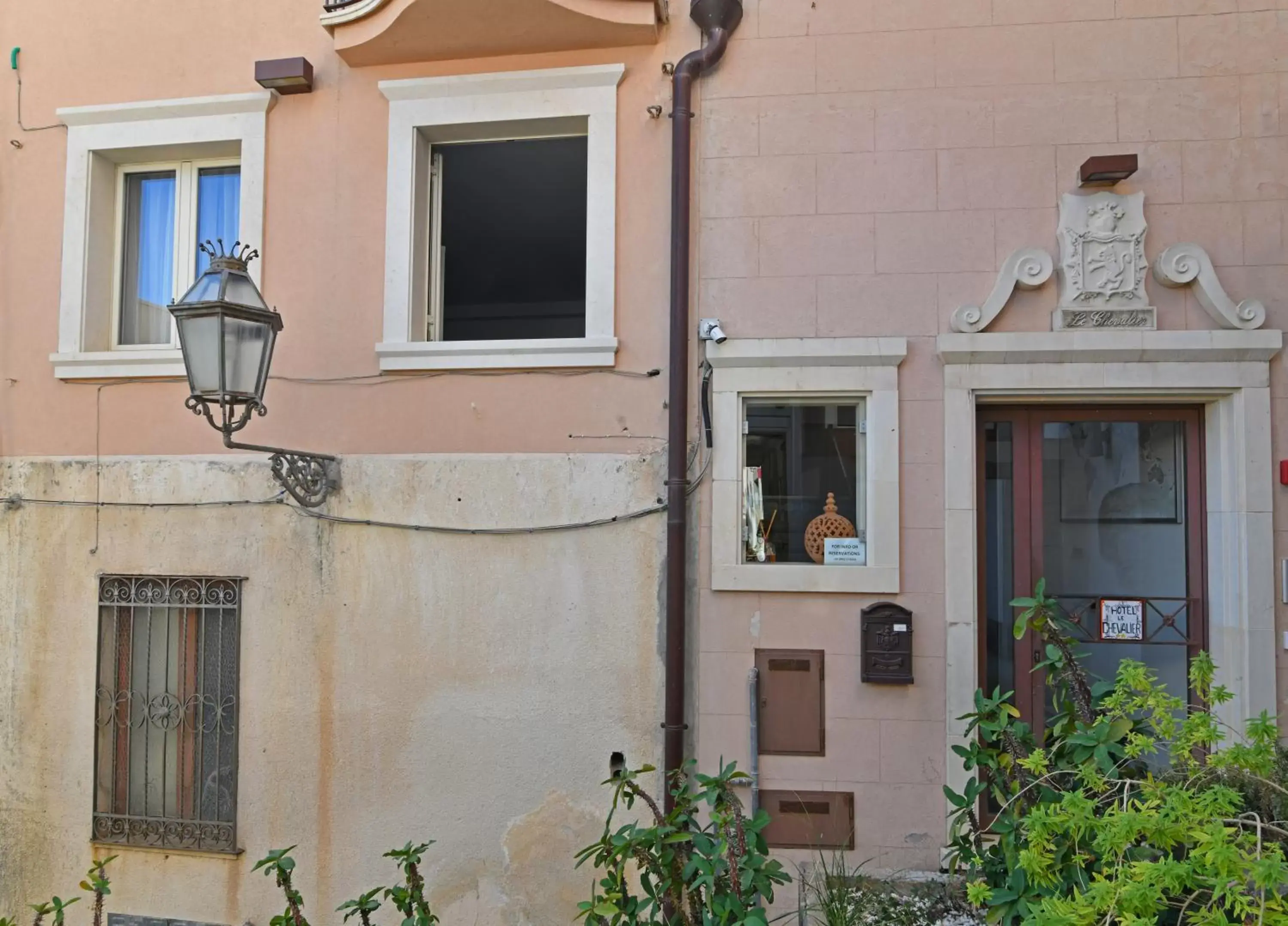 Facade/entrance in Hotel Le Chevalier