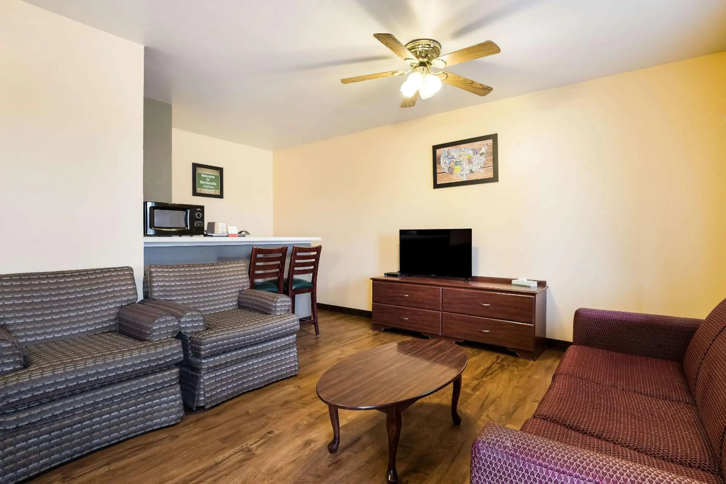 Bedroom, Seating Area in Econo Lodge Bartlesville Hwy 75