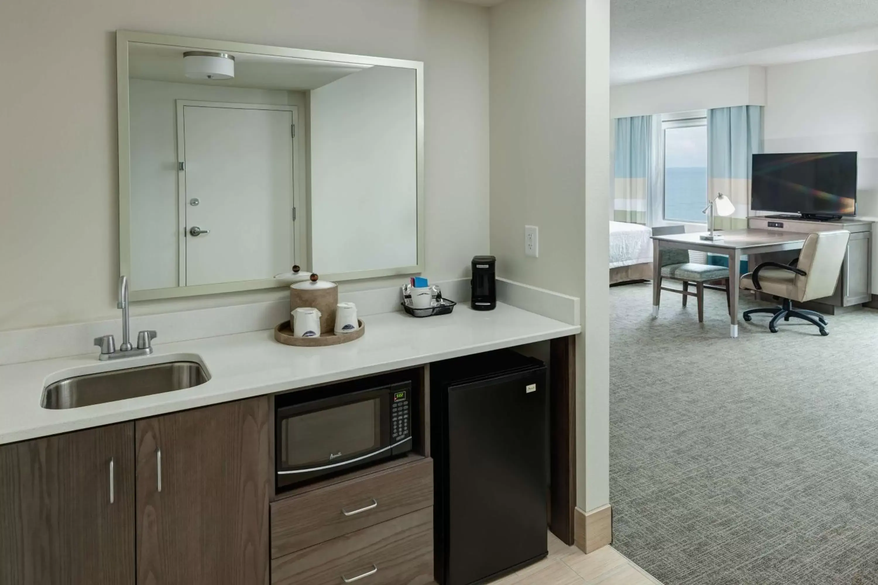 Bed, Kitchen/Kitchenette in Hampton Inn & Suites by Hilton Carolina Beach Oceanfront