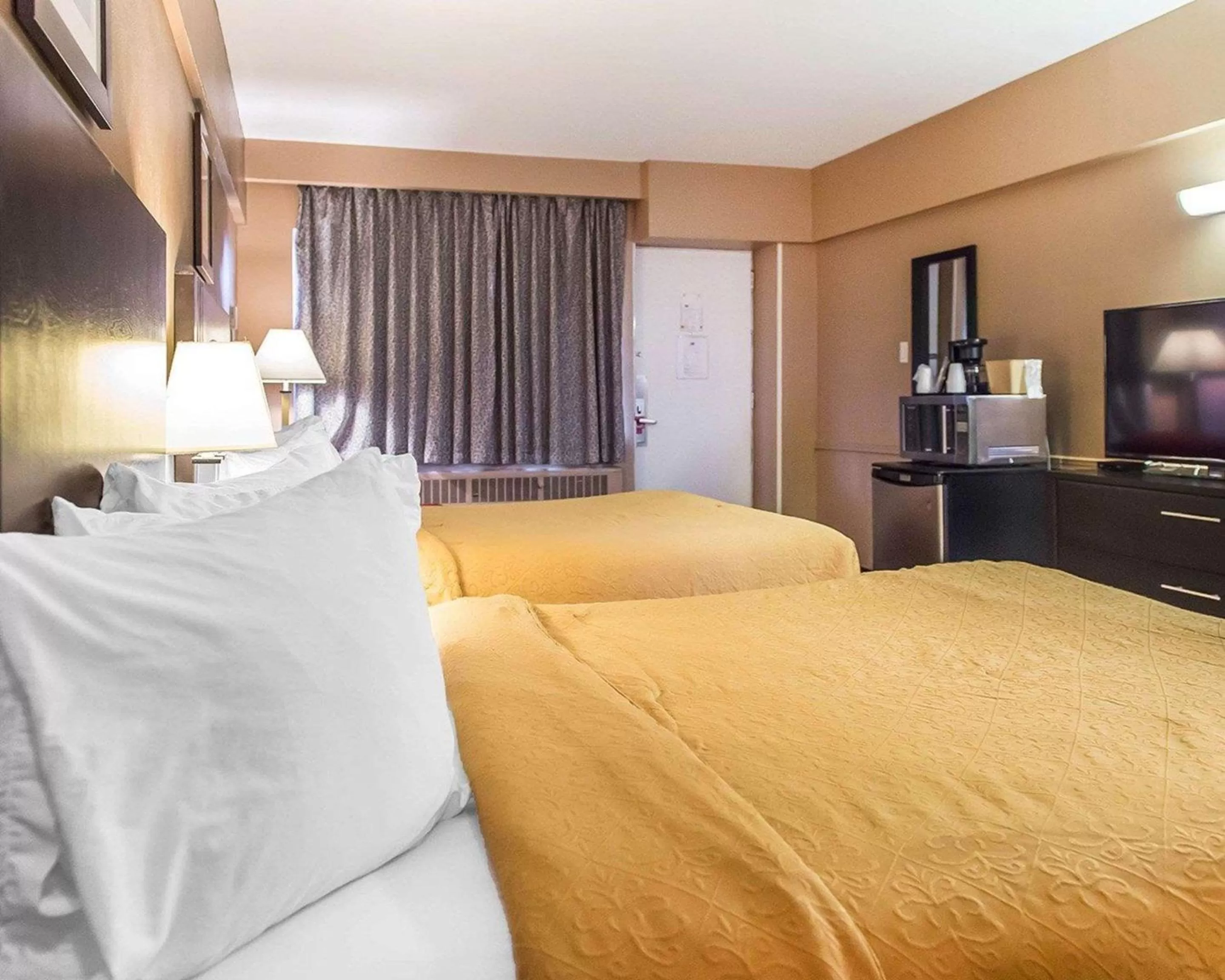 Photo of the whole room, Bed in Econo Lodge Downtown