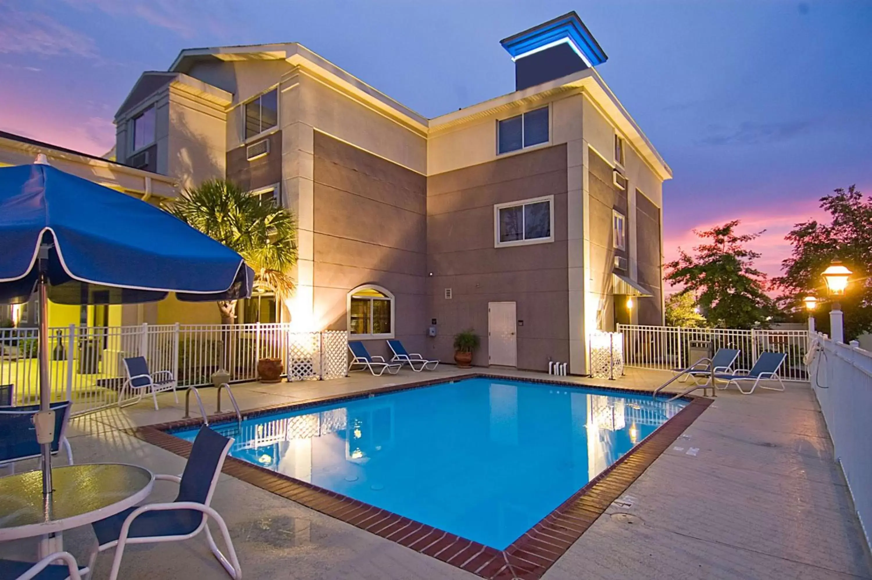 Pool view, Property Building in Best Western Slidell Hotel