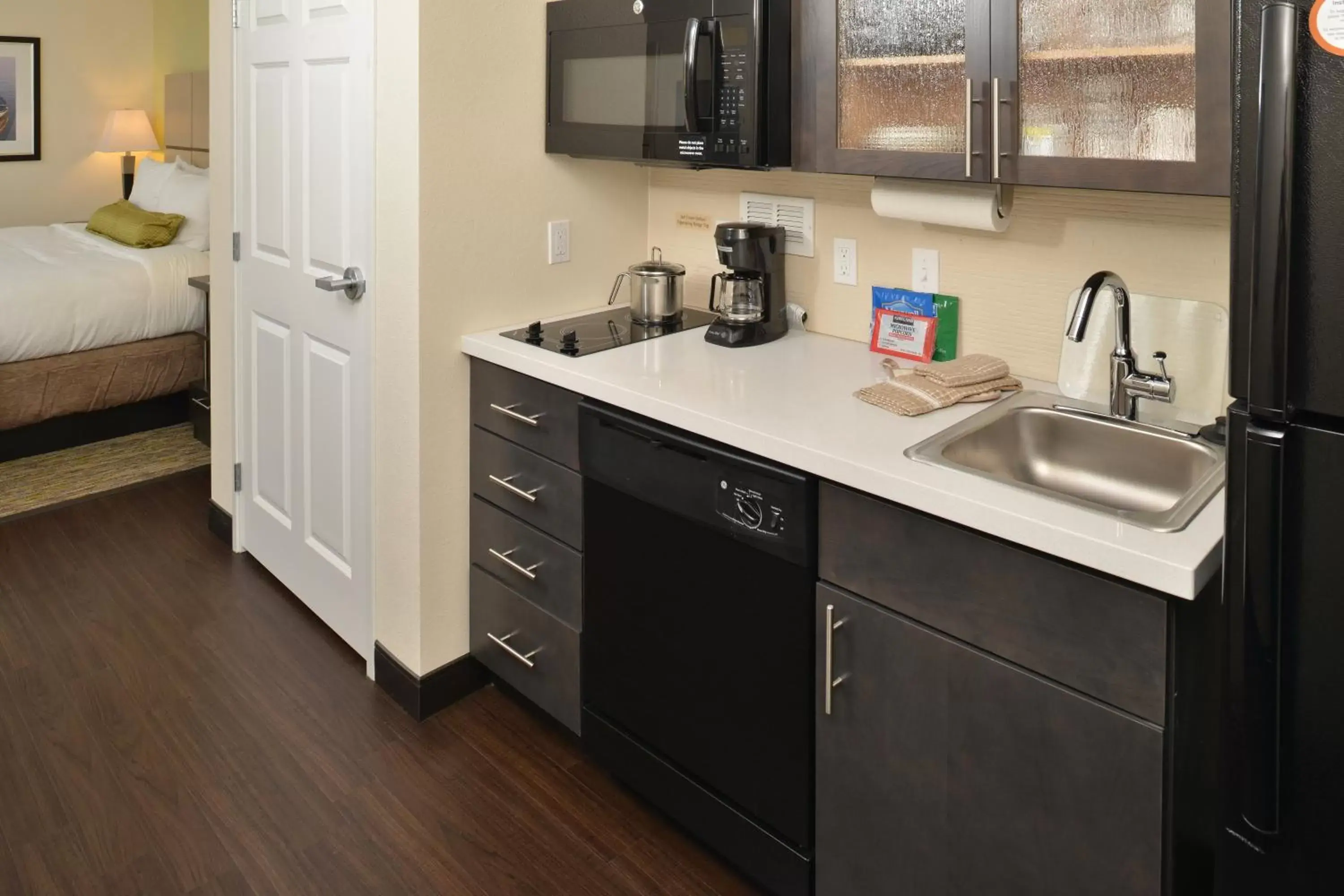 Photo of the whole room, Kitchen/Kitchenette in Candlewood Suites Eugene Springfield, an IHG Hotel