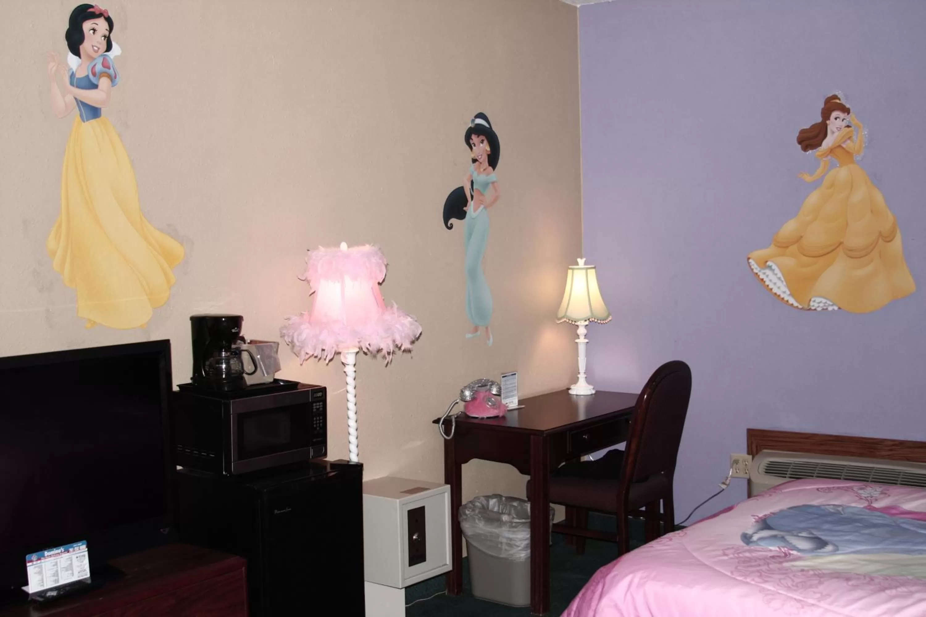 Photo of the whole room, Bed in Gladstone Inn and Suites