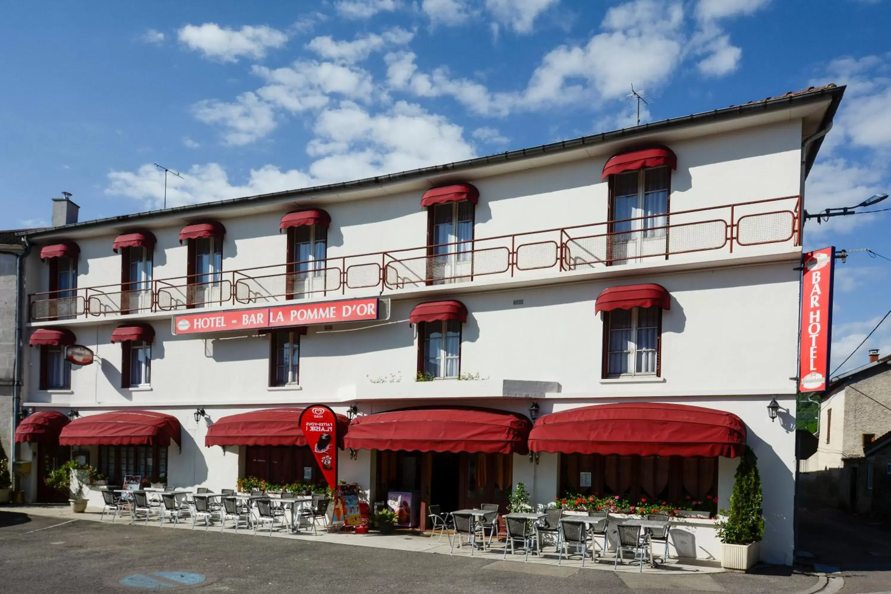 Facade/entrance, Property Building in HOTEL DE LA POMME D'OR